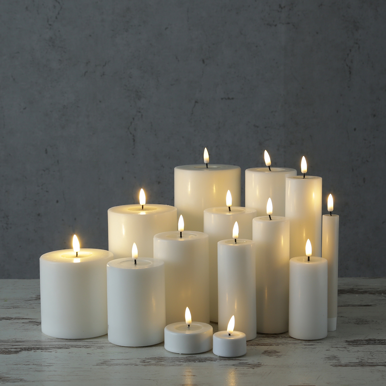 LED Stumpenkerze MIA - Echtwachs - realistische 3D Flamme - H: 15cm - Batteriebetrieb - weiß