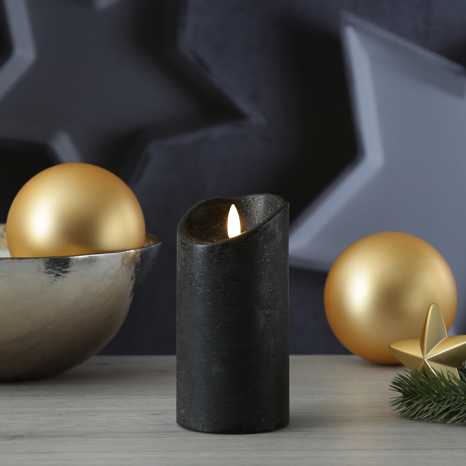 LED Stumpenkerze RUSTIC - Echtwachs - warmweiße 3D Flamme - H: 15cm - Batterie - Timer - schwarz LED Stumpenkerze RUSTIC - Echtwachs - warmweiße 3D Flamme - H: 15cm - Batterie - Timer - schwarz