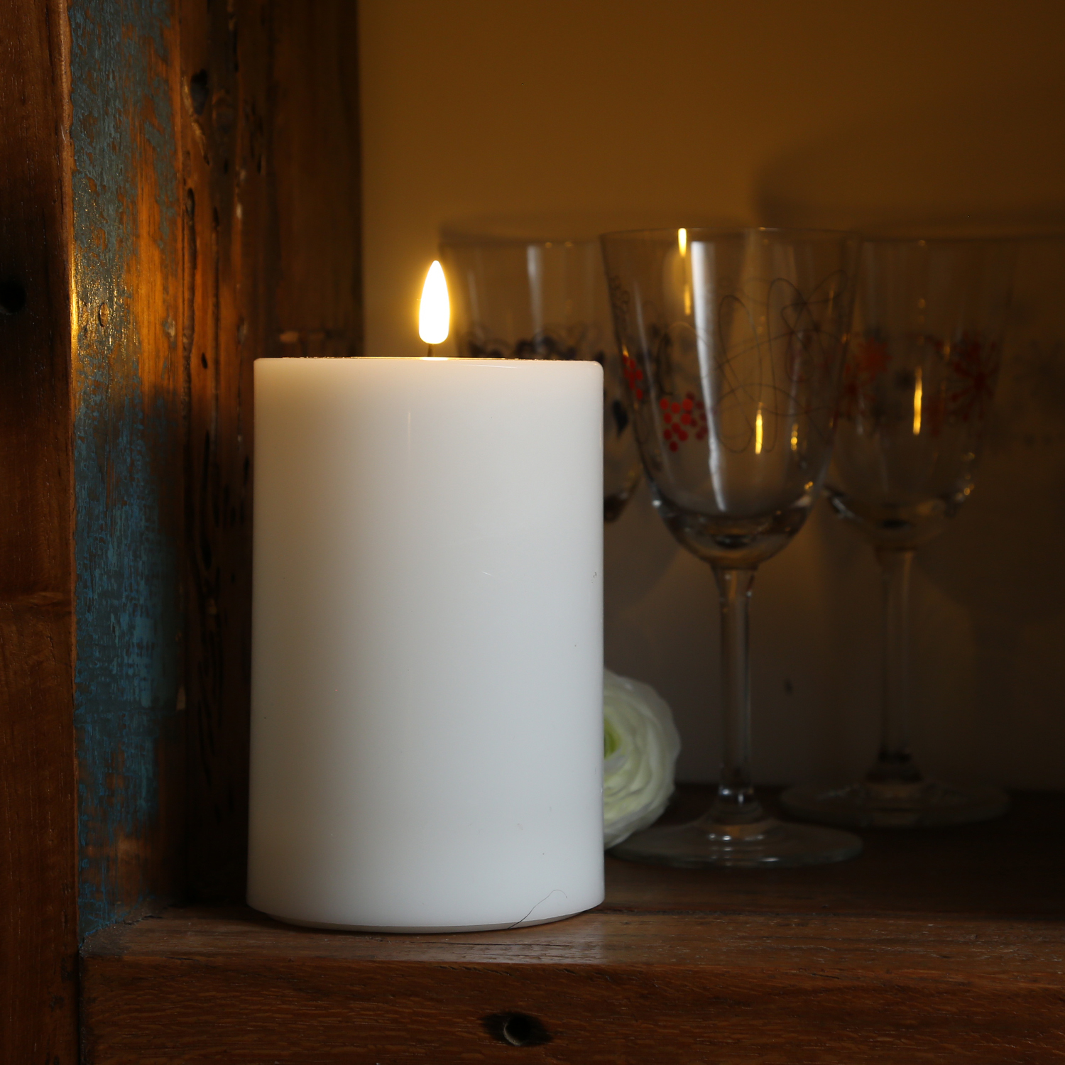 LED Stumpenkerze MIA - Echtwachs - realistische 3D Flamme - H: 15cm D: 10cm - Batteriebetrieb - weiß LED Stumpenkerze MIA - Echtwachs - realistische 3D Flamme - H: 15cm D: 10cm - Batteriebetrieb - weiß