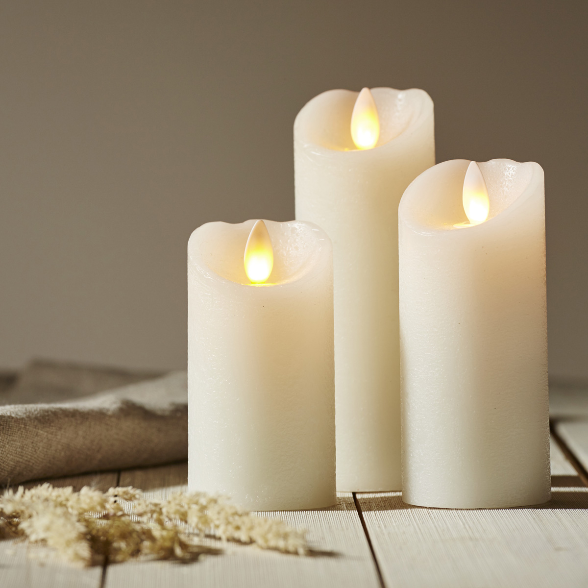 LED Kerze "Glow" - Echtwachs - gelbe flackernde LED - Timer - H: 15cm, D: 5,5cm - weiß LED Kerze "Glow" - Echtwachs - gelbe flackernde LED - Timer - H: 15cm, D: 5,5cm - weiß