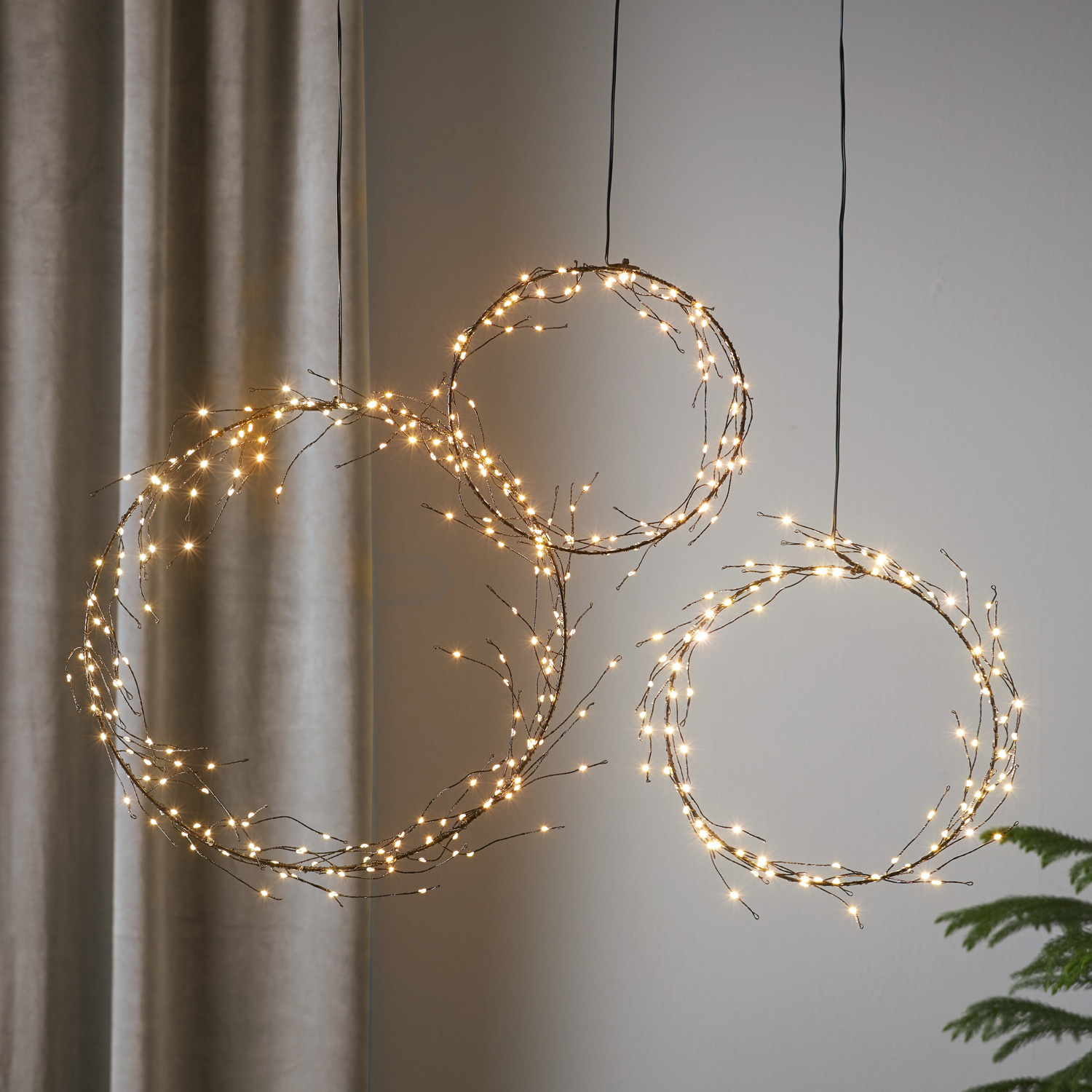 LED Kranz "Curly" - 95 warmweiße LED - D: 24cm - schwarz LED Kranz "Curly" - 95 warmweiße LED - D: 24cm - schwarz