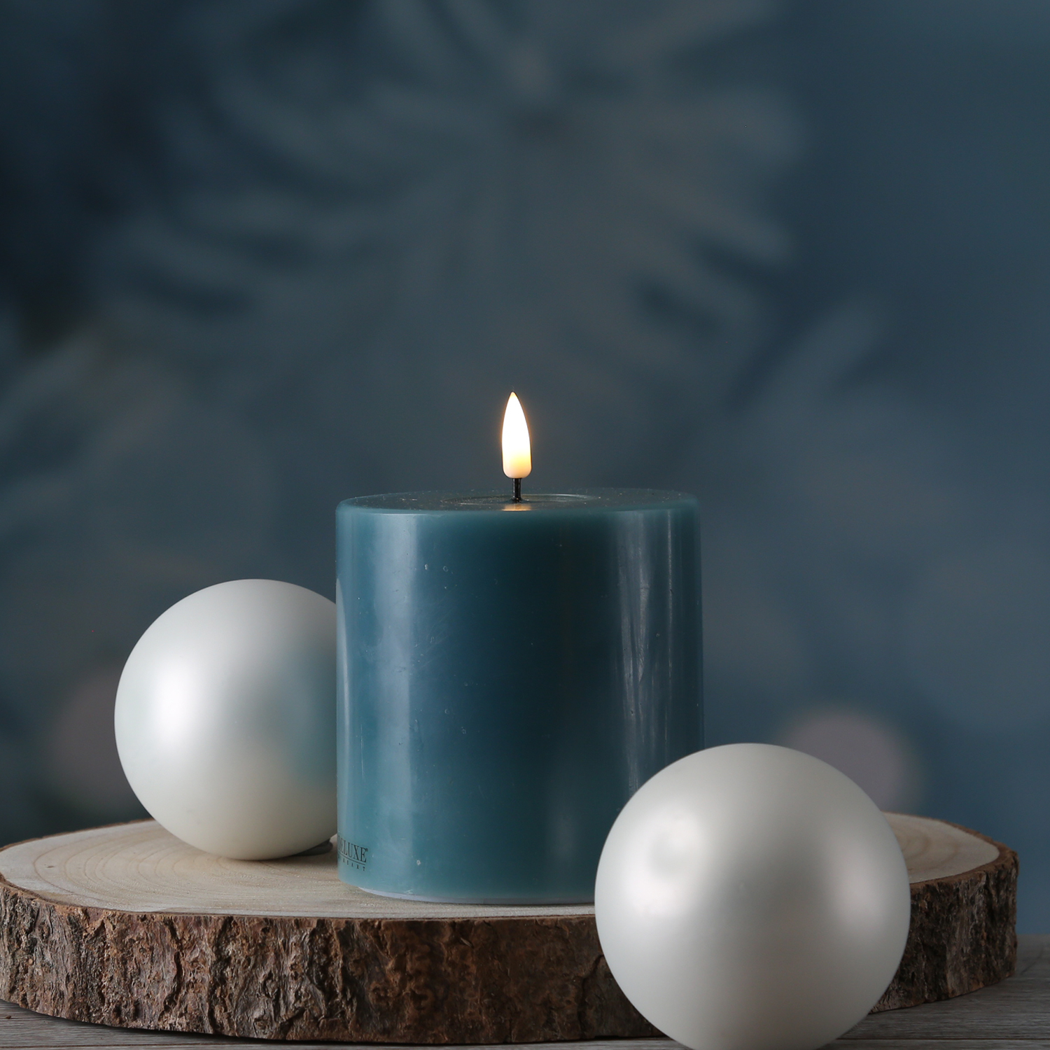 LED Stumpenkerze MIA - Echtwachs - realistische 3D Flamme - H: 10cm - D: 10cm - jadegrün LED Stumpenkerze MIA - Echtwachs - realistische 3D Flamme - H: 10cm - D: 10cm - jadegrün