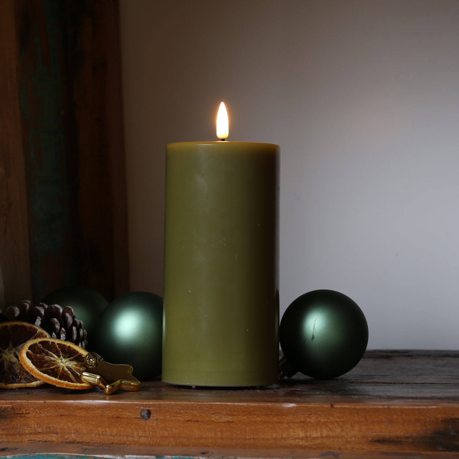 LED Stumpenkerze MIA - Echtwachs - realistische 3D Flamme - H: 15cm - Batteriebetrieb - olivgrün LED Stumpenkerze MIA - Echtwachs - realistische 3D Flamme - H: 15cm - Batteriebetrieb - olivgrün