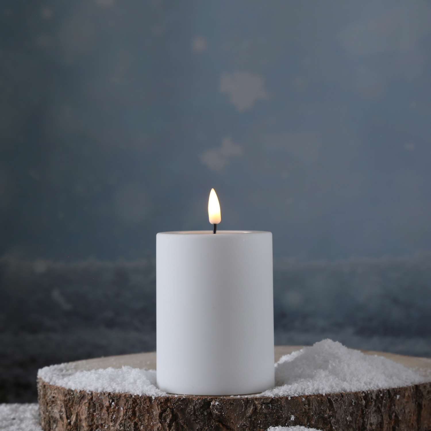 LED Stumpenkerze MIA - Kunststoff - realistische 3D Flamme - H: 10cm - outdoor - weiß LED Stumpenkerze MIA - Kunststoff - realistische 3D Flamme - H: 10cm - outdoor - weiß