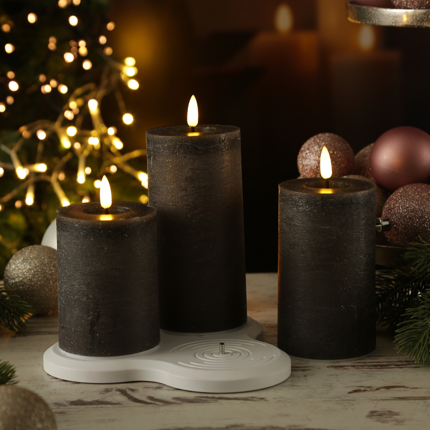 LED Kerzenset LISA - Rustik-Optik - Echtwachs - 3 Größen - mit Ladestation - Timer - grau - 3er Set LED Kerzenset LISA - Rustik-Optik - Echtwachs - 3 Größen - mit Ladestation - Timer - grau - 3er Set