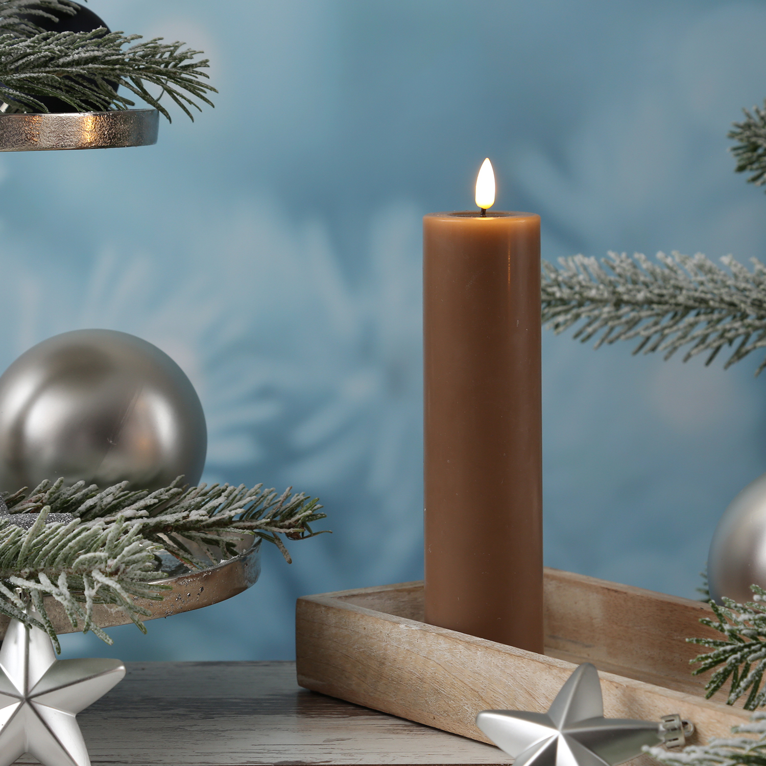 LED Stumpenkerze MIA - Echtwachs - realistische 3D Flamme - H: 20cm - D: 5cm - karamell LED Stumpenkerze MIA - Echtwachs - realistische 3D Flamme - H: 20cm - D: 5cm - karamell