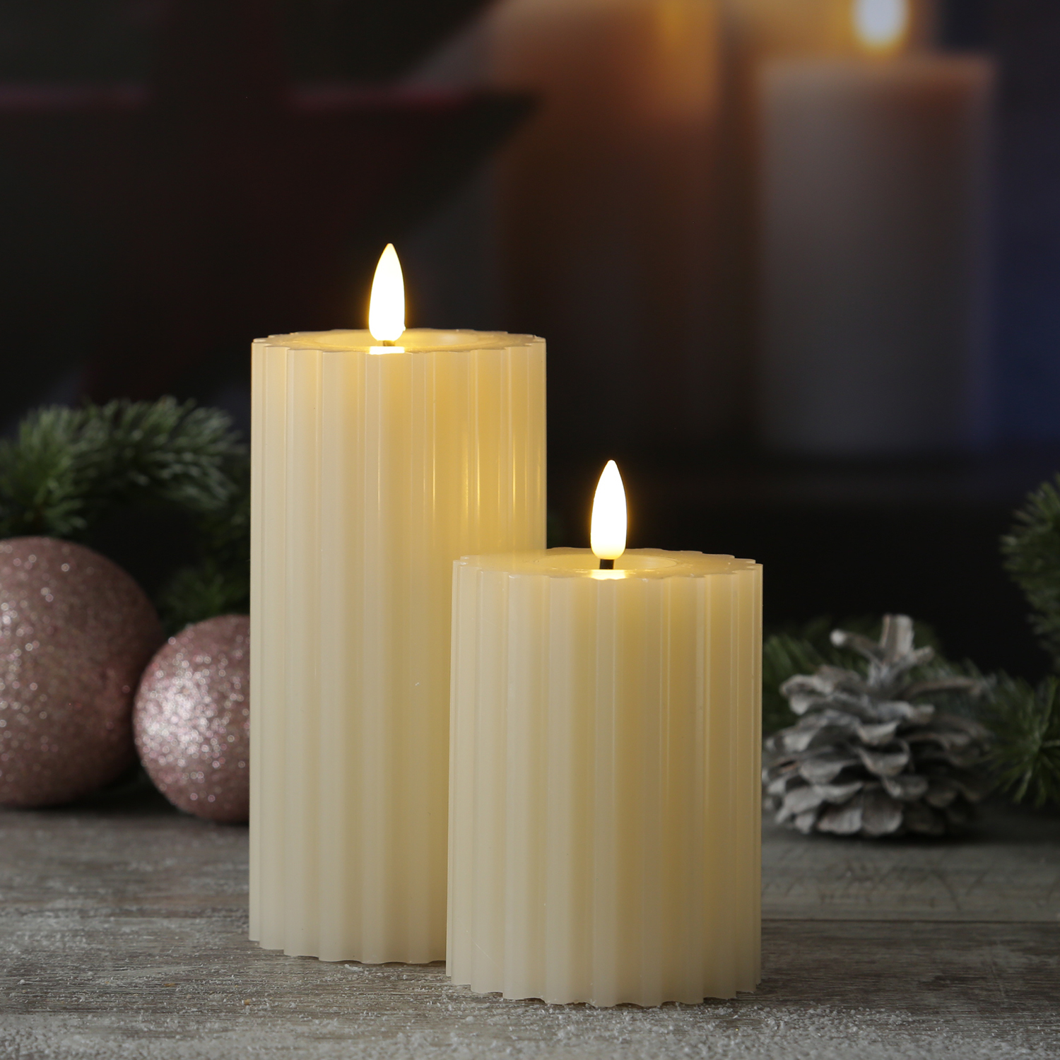 LED Kerze LIV - gerillt - Echtwachs - warmweiße 3D Flamme - H: 17,5cm - D: 7,5cm - Timer - creme LED Kerze LIV - gerillt - Echtwachs - warmweiße 3D Flamme - H: 17,5cm - D: 7,5cm - Timer - creme