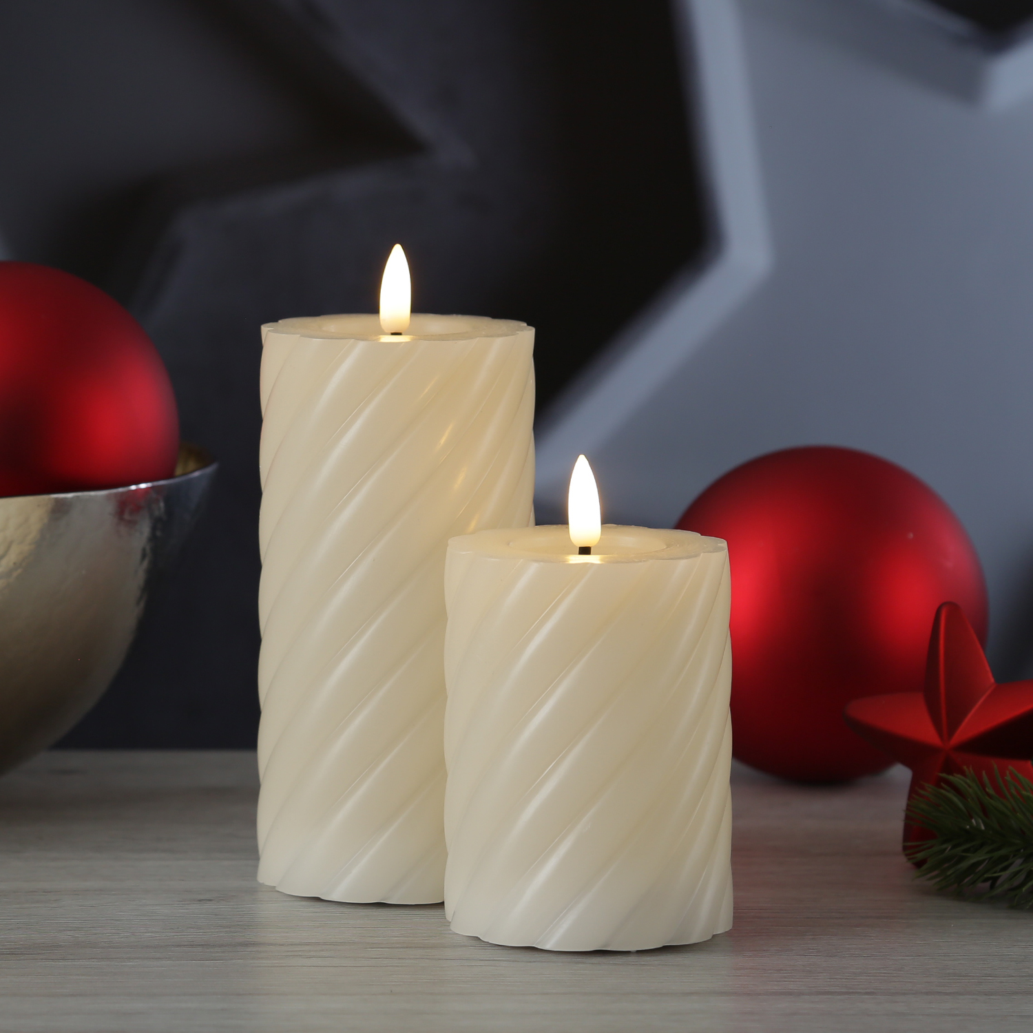 LED Stumpenkerze TWIST - Echtwachs - warmweiße 3D Flamme - H: 12,5cm - Batterie - Timer - creme LED Stumpenkerze TWIST - Echtwachs - warmweiße 3D Flamme - H: 12,5cm - Batterie - Timer - creme