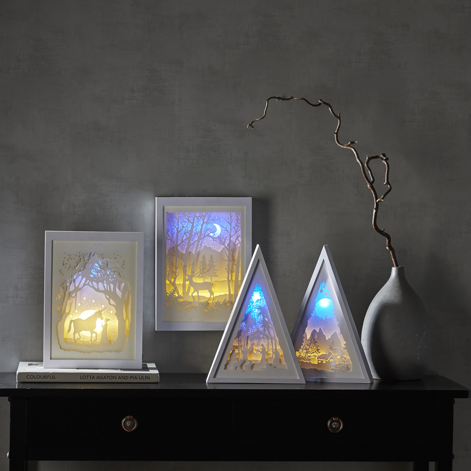 LED-Bild mehrdimensional "Krippe" - weiss - 8 LED - Batterie - Timer - H: 30,5cm - B: 22cm LED-Bild mehrdimensional "Krippe" - weiss - 8 LED - Batterie - Timer - H: 30,5cm - B: 22cm