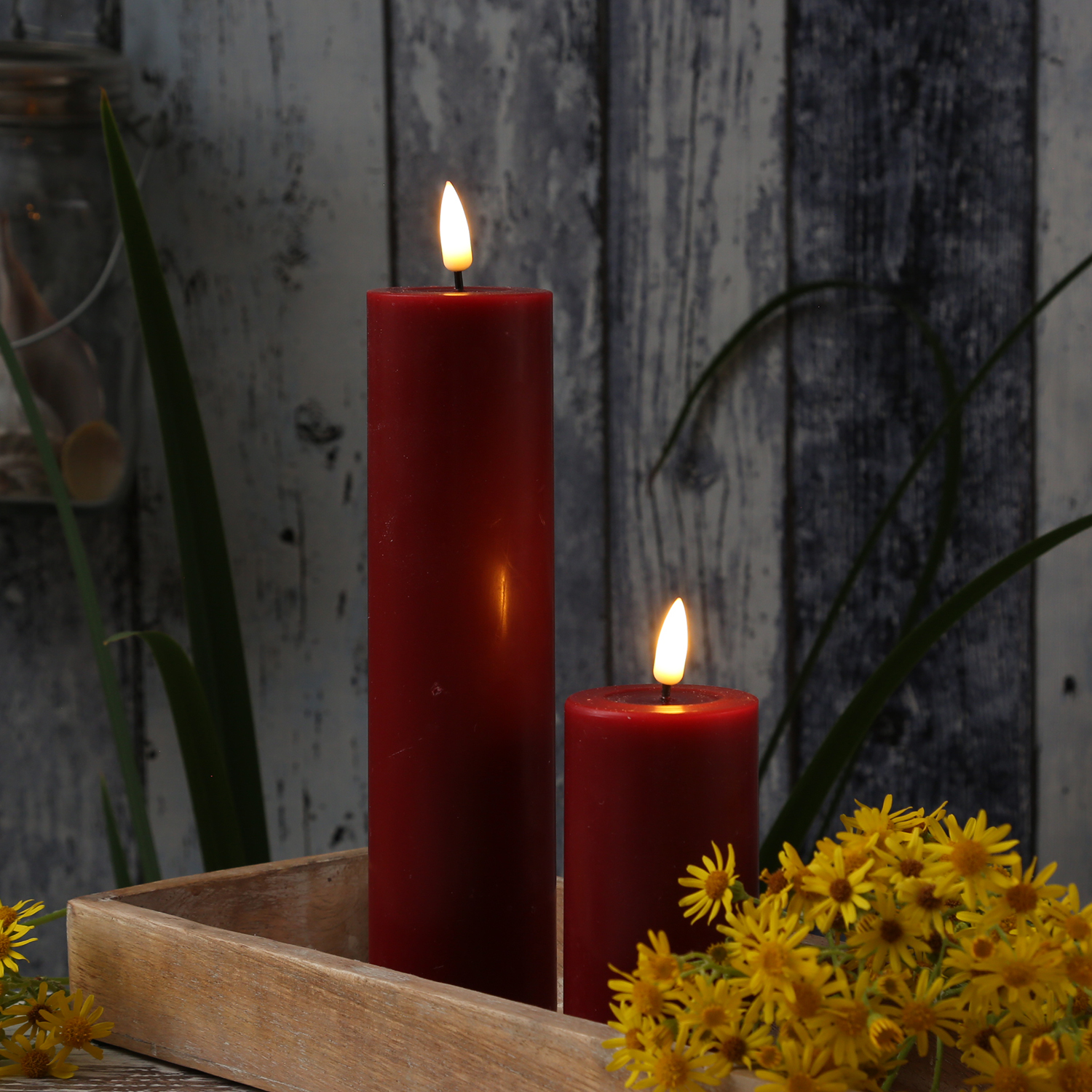 LED Stumpenkerze MIA - Echtwachs - realistische 3D Flamme - H: 20cm - D: 5cm - bordeauxrot LED Stumpenkerze MIA - Echtwachs - realistische 3D Flamme - H: 20cm - D: 5cm - bordeauxrot