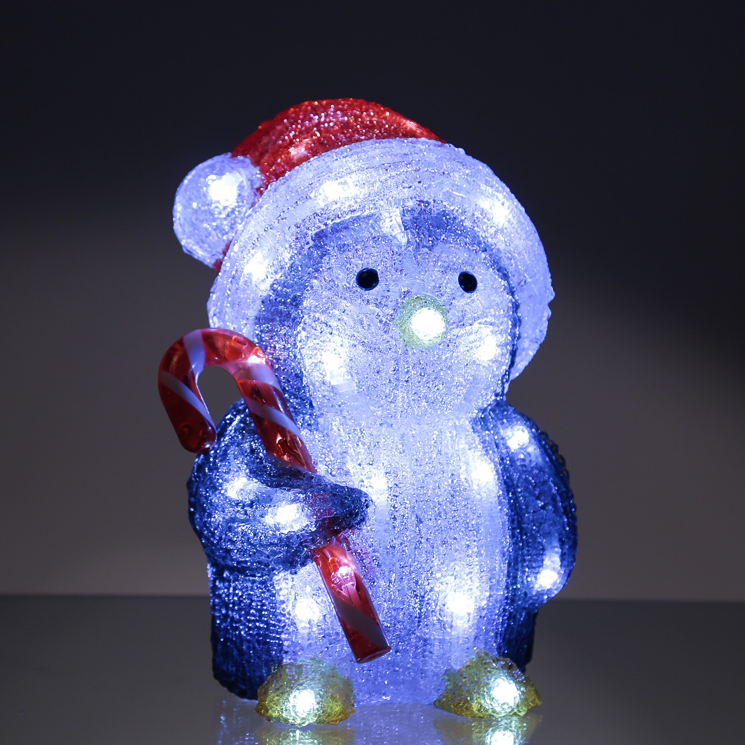 LED Pinguin mit Zuckerstange - Acrylfigur - 32 kaltweiße LED - H: 24cm - Timer - Batteriebetrieb