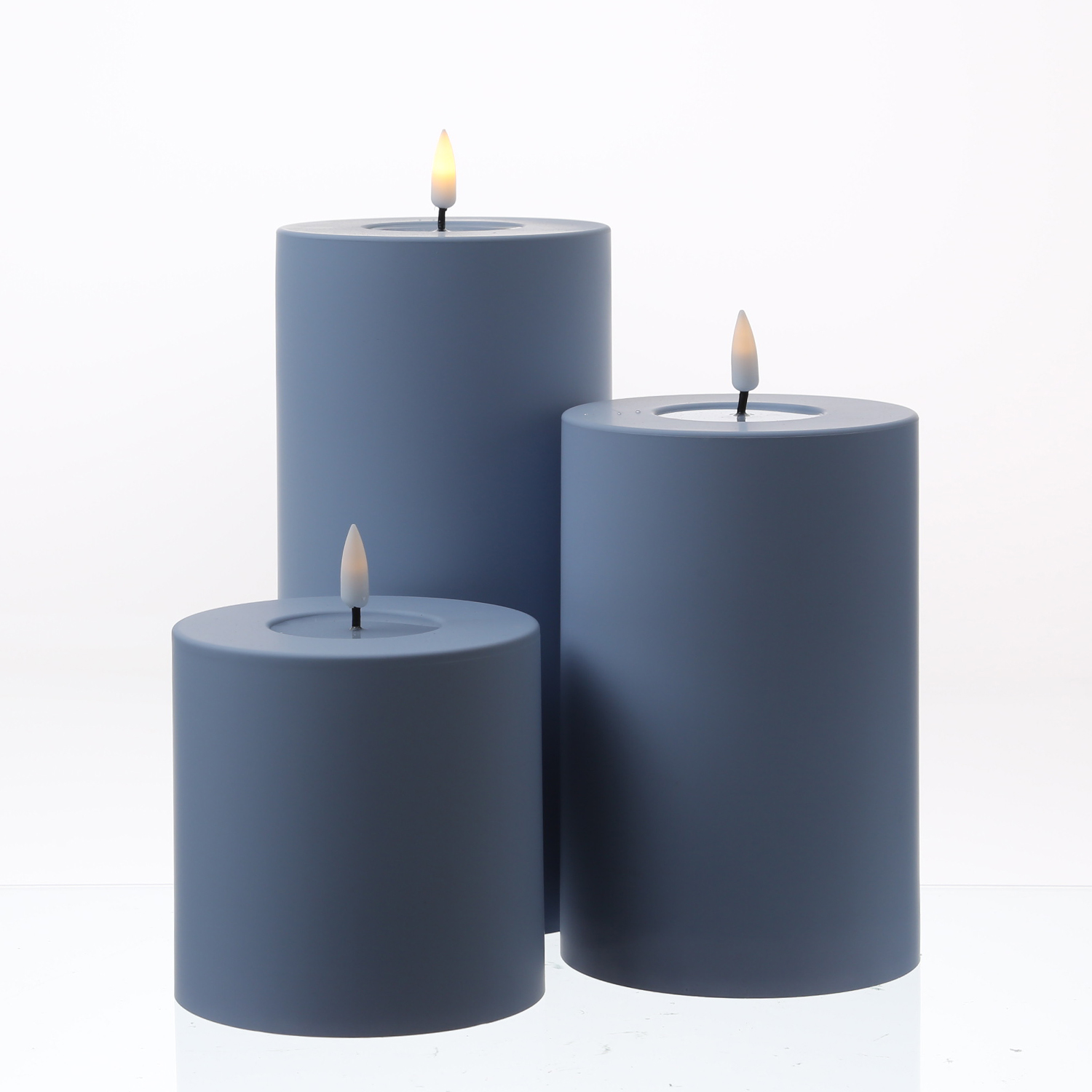 LED Stumpenkerze MIA - Kunststoff - realistische 3D Flamme - H: 10cm - f. Außen - pastellblau LED Stumpenkerze MIA - Kunststoff - realistische 3D Flamme - H: 10cm - f. Außen - pastellblau