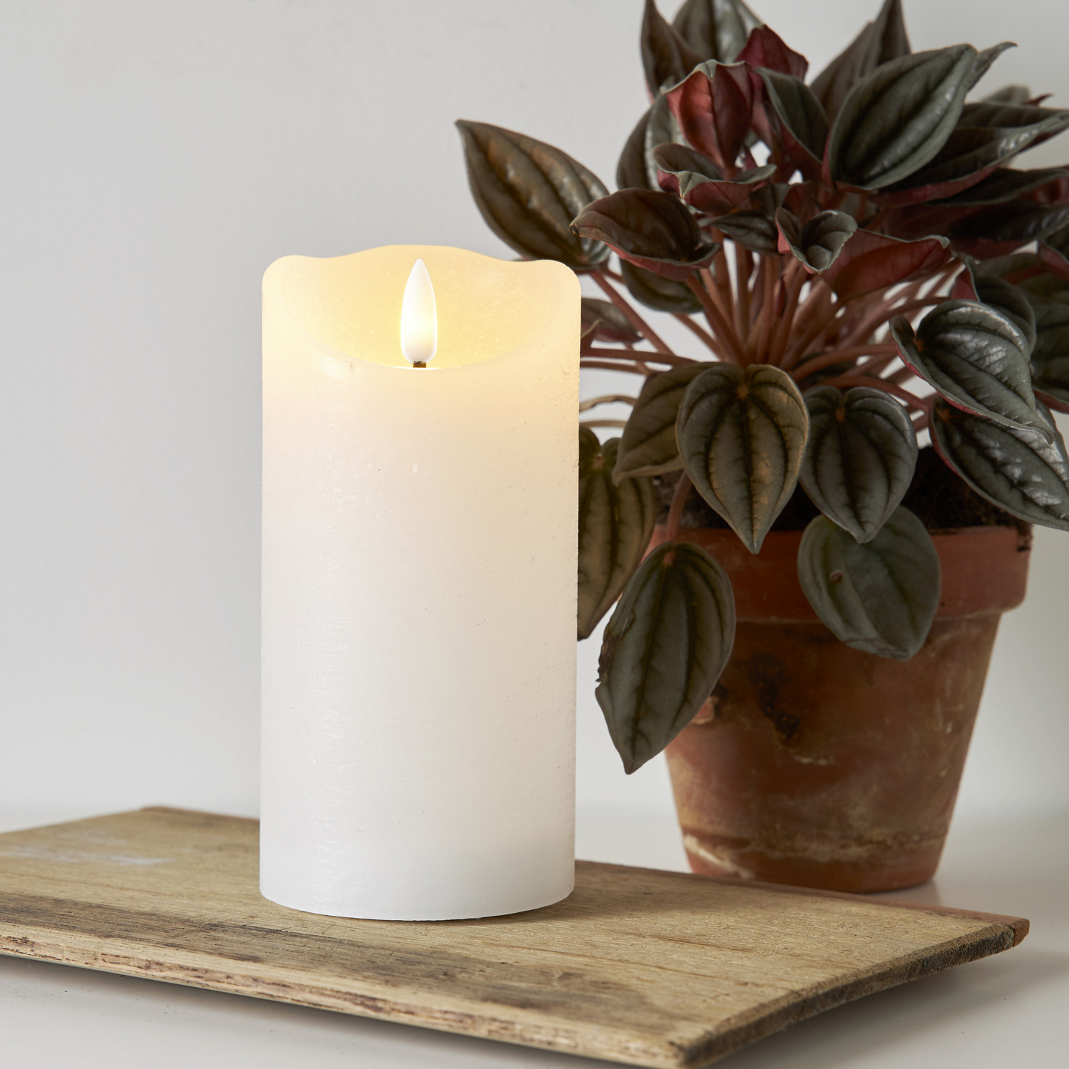 LED Stumpenkerze RUSTIC - Echtwachs - warmweiße 3D Flamme - H: 15cm - Batterie - Timer - weiß LED Stumpenkerze RUSTIC - Echtwachs - warmweiße 3D Flamme - H: 15cm - Batterie - Timer - weiß