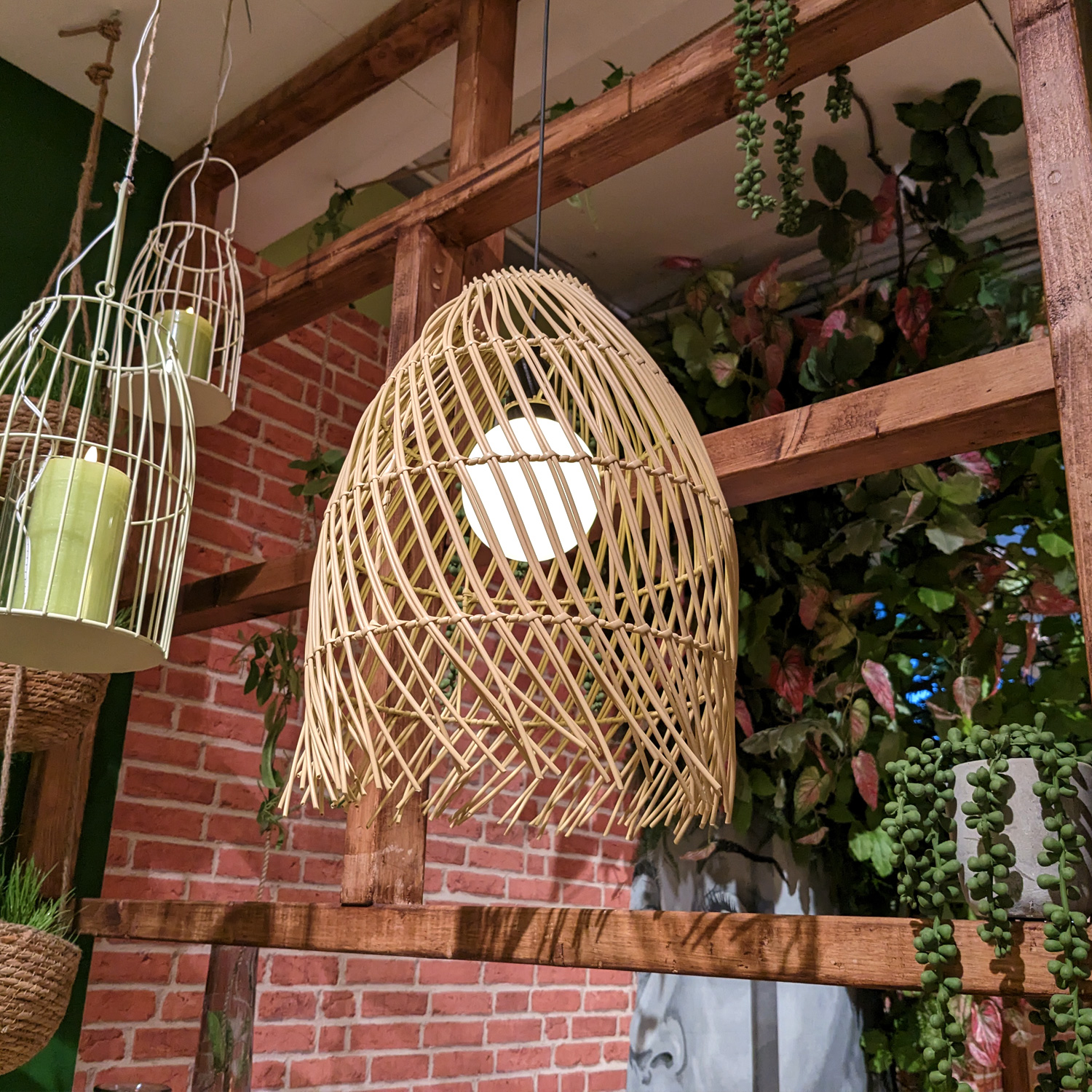 LED Solar Hängeleuchte BOHO - Lampenschirm in Korboptik - warmweiß - H 36cm - Lichtsensor - natur