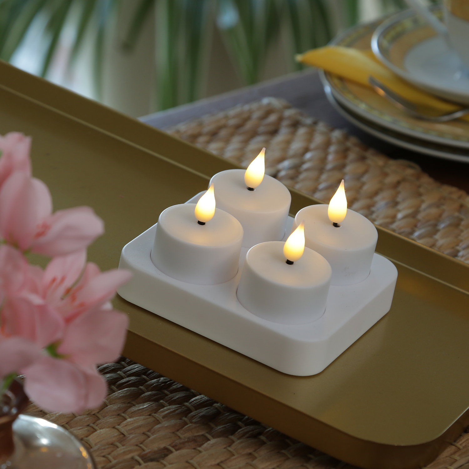 LED Teelichter - 4 wiederaufladbare LED Teelichter mit Ladestation - D: 4cm - flackernd - weiß LED Teelichter - 4 wiederaufladbare LED Teelichter mit Ladestation - D: 4cm - flackernd - weiß