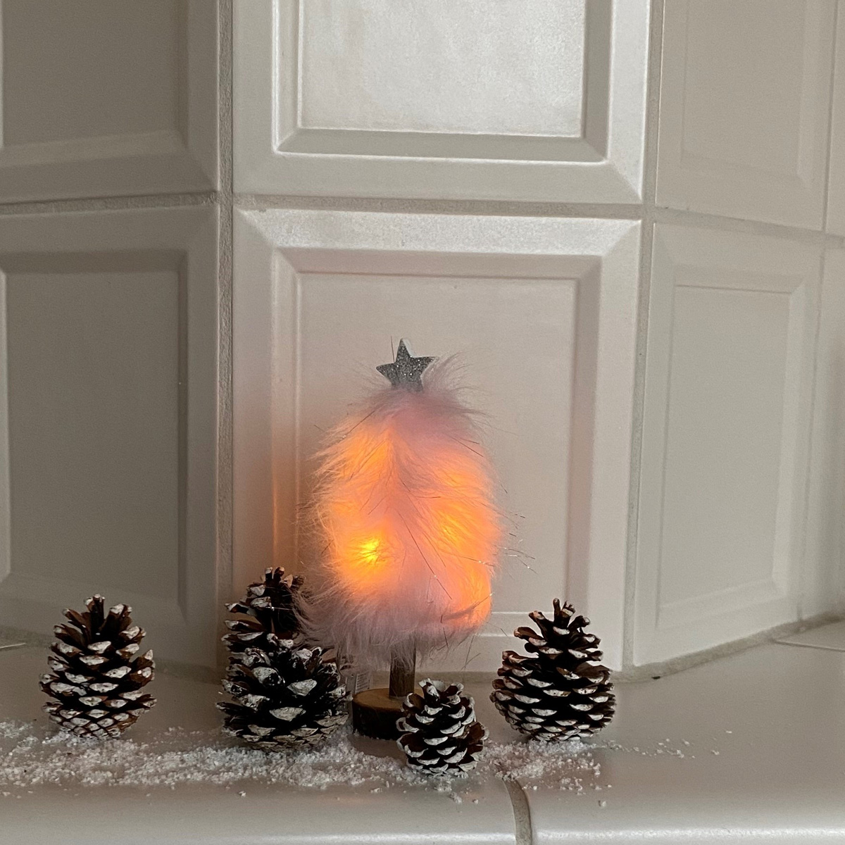 LED Dekobaum PLÜSCH mit Sternspitze - Plüschfell - 8 warmweiße LED - H: 19,5cm - Batterie - rosa LED Dekobaum PLÜSCH mit Sternspitze - Plüschfell - 8 warmweiße LED - H: 19,5cm - Batterie - rosa