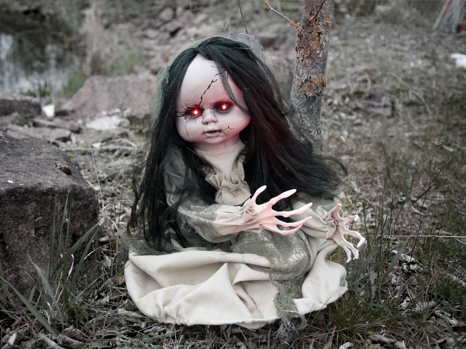 Tanzende Geisterpuppe - bewegte 46cm Halloween Figur mit Licht und Geräuscheffekten - Sensor Tanzende Geisterpuppe - bewegte 46cm Halloween Figur mit Licht und Geräuscheffekten - Sensor