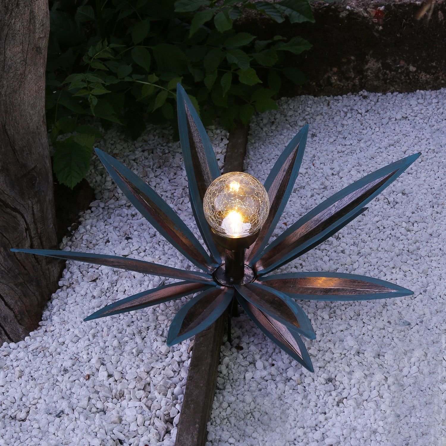 LED Solar Gartenstecker Seerose - Blume mit Metallblättern - warmweiße LED - H: 39cm - blau LED Solar Gartenstecker Seerose - Blume mit Metallblättern - warmweiße LED - H: 39cm - blau