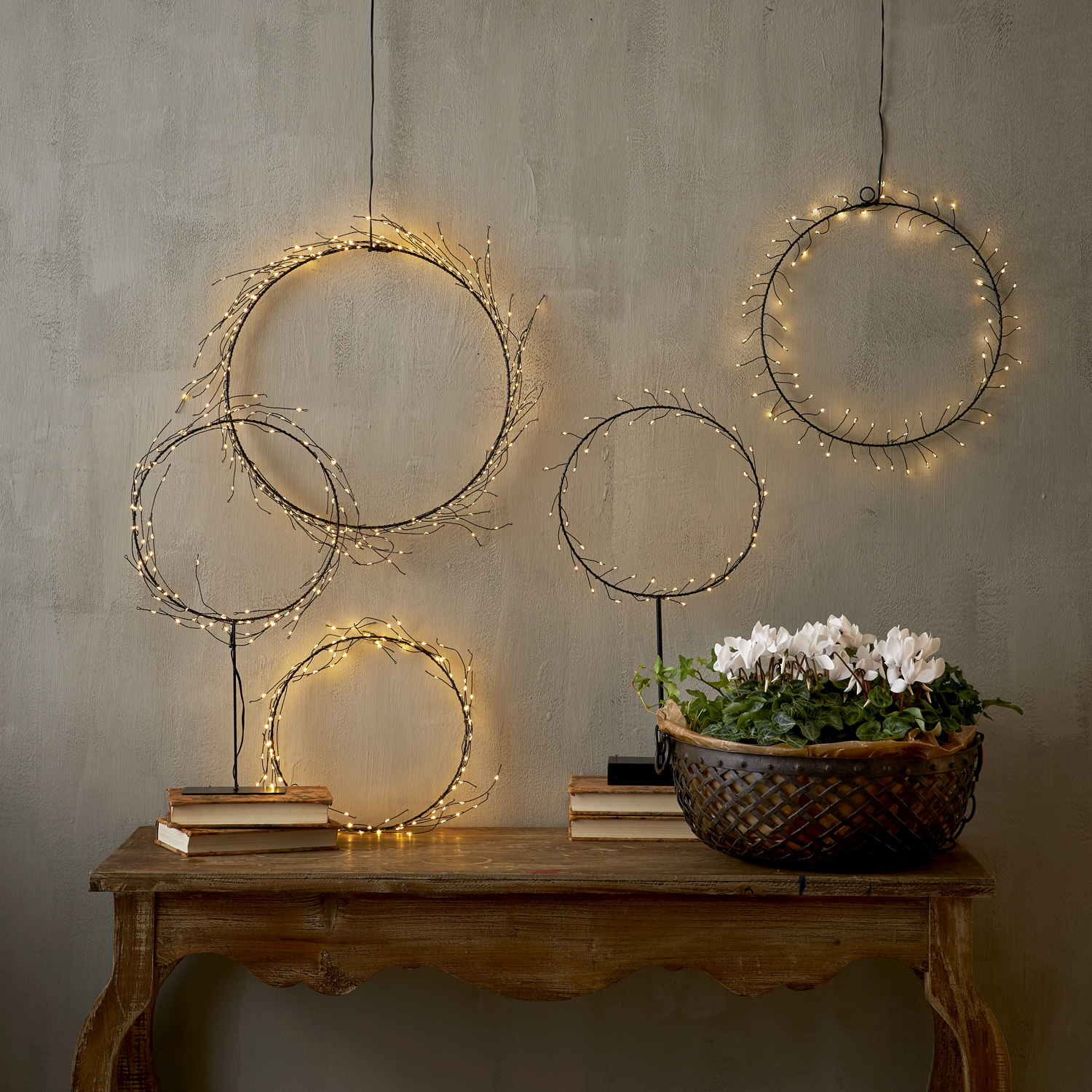 LED Kranz NIKE - stehend - 95 warmweiße LED - H: 43cm - für Innen - schwarz LED Kranz NIKE - stehend - 95 warmweiße LED - H: 43cm - für Innen - schwarz