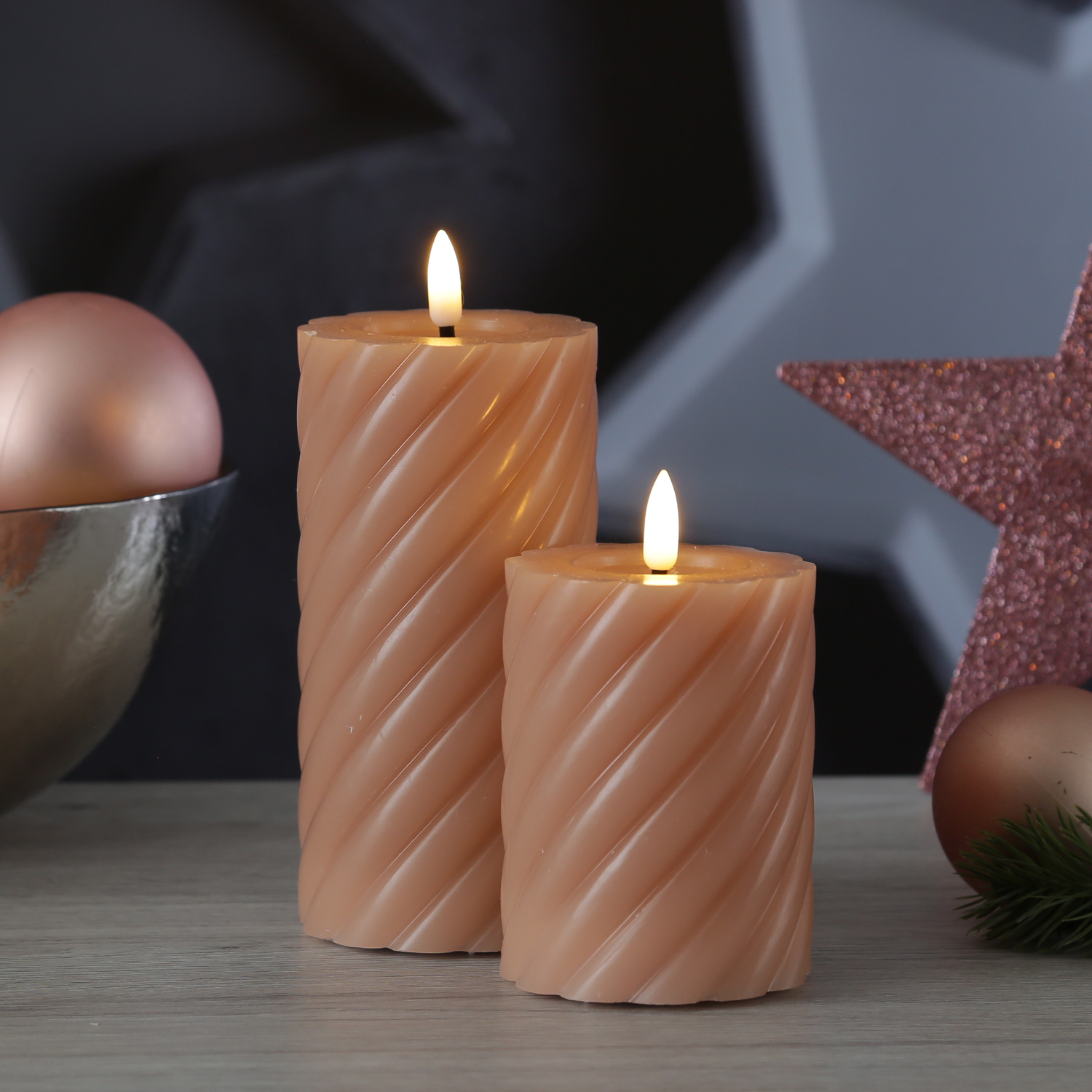 LED Stumpenkerze TWIST - Echtwachs - warmweiße 3D Flamme - H: 17,5cm - Batterie - Timer - altrosa LED Stumpenkerze TWIST - Echtwachs - warmweiße 3D Flamme - H: 17,5cm - Batterie - Timer - altrosa