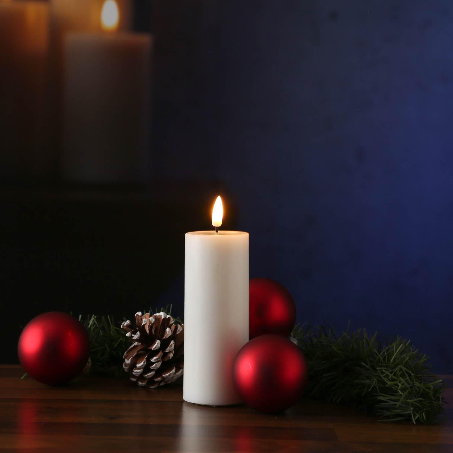 LED Stumpenkerze MIA - Echtwachs - realistische 3D Flamme - D: 5cm H: 12,5cm - Batterie - weiß LED Stumpenkerze MIA - Echtwachs - realistische 3D Flamme - D: 5cm H: 12,5cm - Batterie - weiß