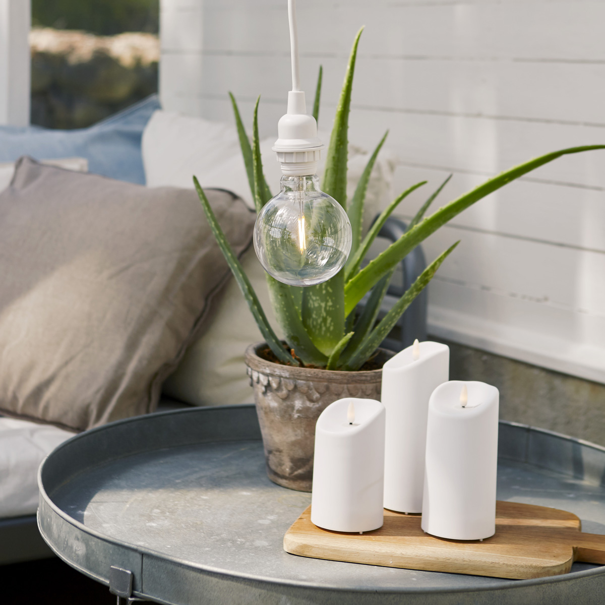 LED Stumpenkerze "Flamme" - Kunststoff - warmweiße 3D Flamme - H: 15cm - Timer - outdoor - weiß LED Stumpenkerze "Flamme" - Kunststoff - warmweiße 3D Flamme - H: 15cm - Timer - outdoor - weiß