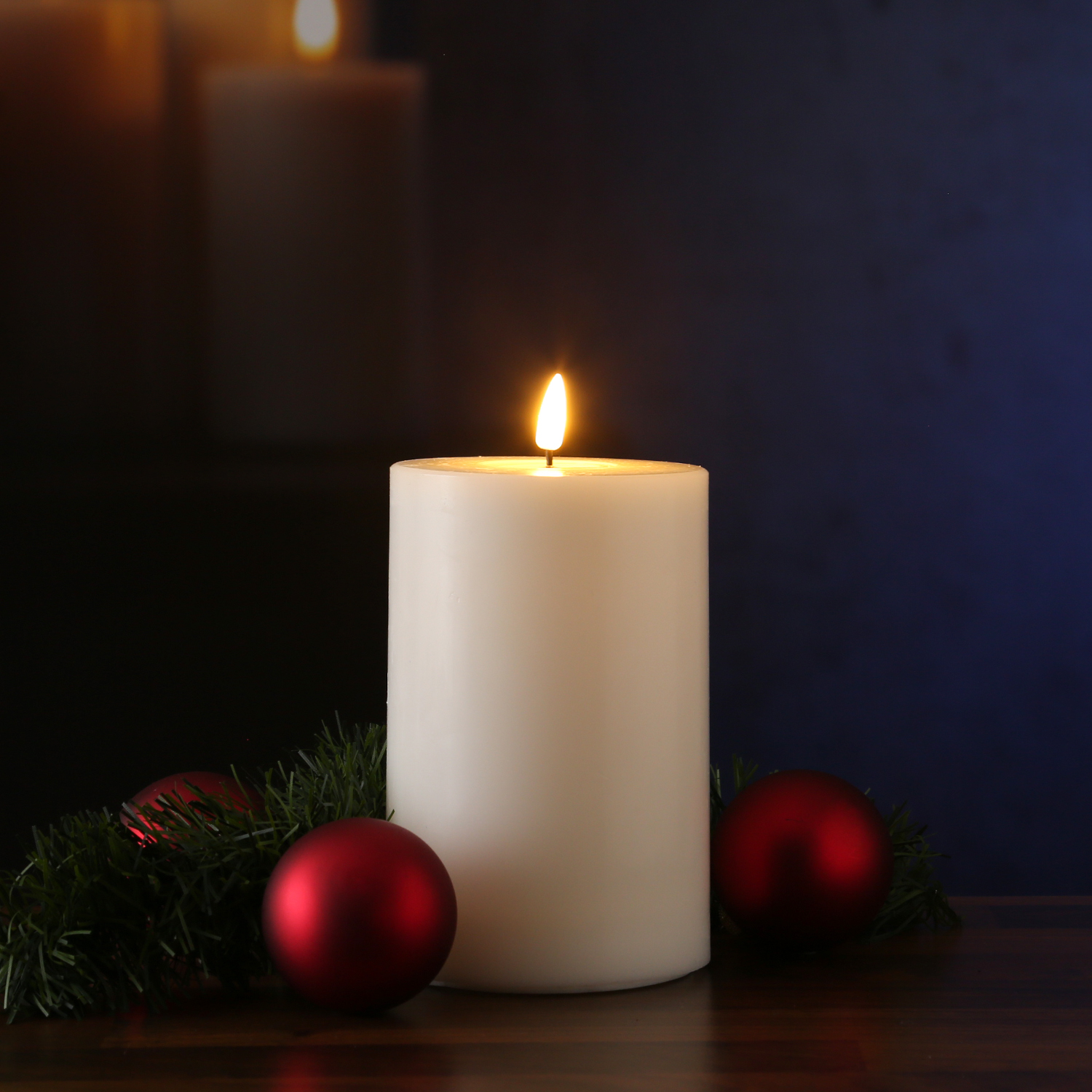 LED Stumpenkerze MIA - Echtwachs - realistische 3D Flamme - H: 15cm D: 10cm - Batteriebetrieb - weiß LED Stumpenkerze MIA - Echtwachs - realistische 3D Flamme - H: 15cm D: 10cm - Batteriebetrieb - weiß