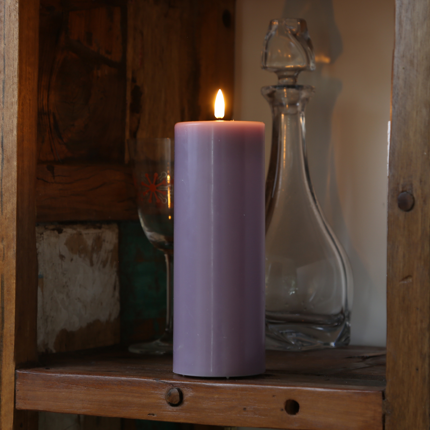 LED Stumpenkerze MIA - Echtwachs - realistische 3D Flamme - H: 20cm - Batteriebetrieb - flieder LED Stumpenkerze MIA - Echtwachs - realistische 3D Flamme - H: 20cm - Batteriebetrieb - flieder