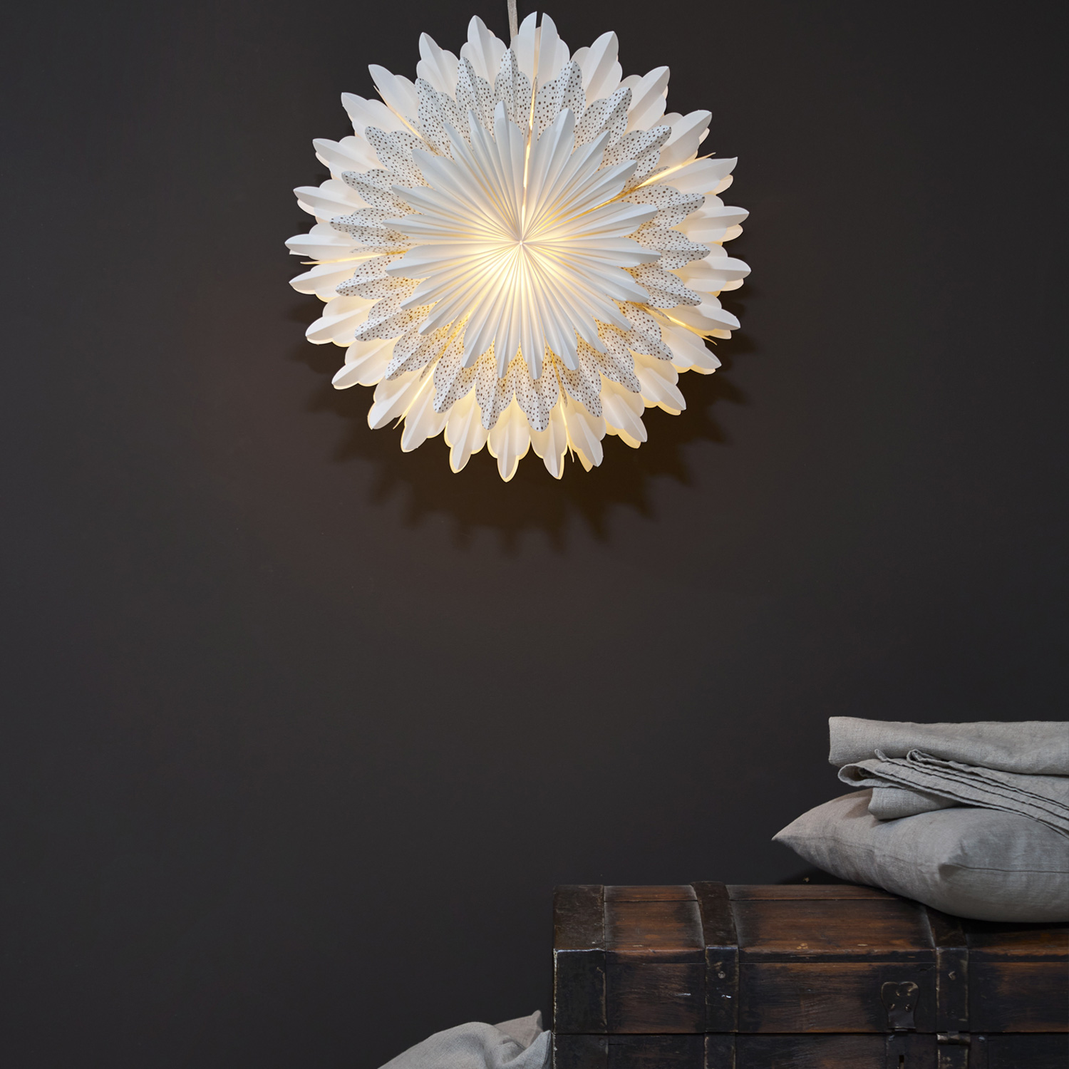 Papierstern SNOW - hängend - D: 50cm - mit Band - 3-lagig gefaltetes Papier - weiß, gold Papierstern SNOW - hängend - D: 50cm - mit Band - 3-lagig gefaltetes Papier - weiß, gold