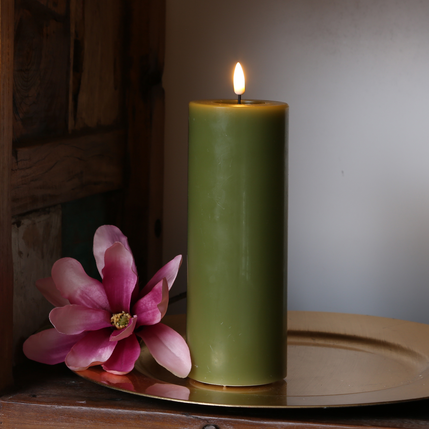 LED Stumpenkerze MIA - Echtwachs - realistische 3D Flamme - H: 20cm - Batteriebetrieb - olivgrün LED Stumpenkerze MIA - Echtwachs - realistische 3D Flamme - H: 20cm - Batteriebetrieb - olivgrün