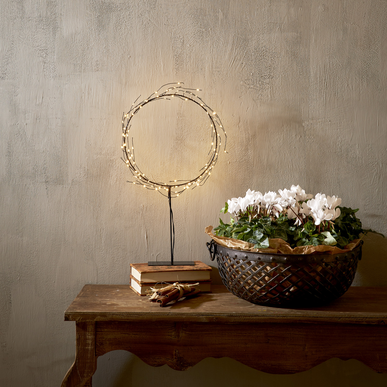 LED Kranz NIKE - stehend - 95 warmweiße LED - H: 43cm - für Innen - schwarz LED Kranz NIKE - stehend - 95 warmweiße LED - H: 43cm - für Innen - schwarz