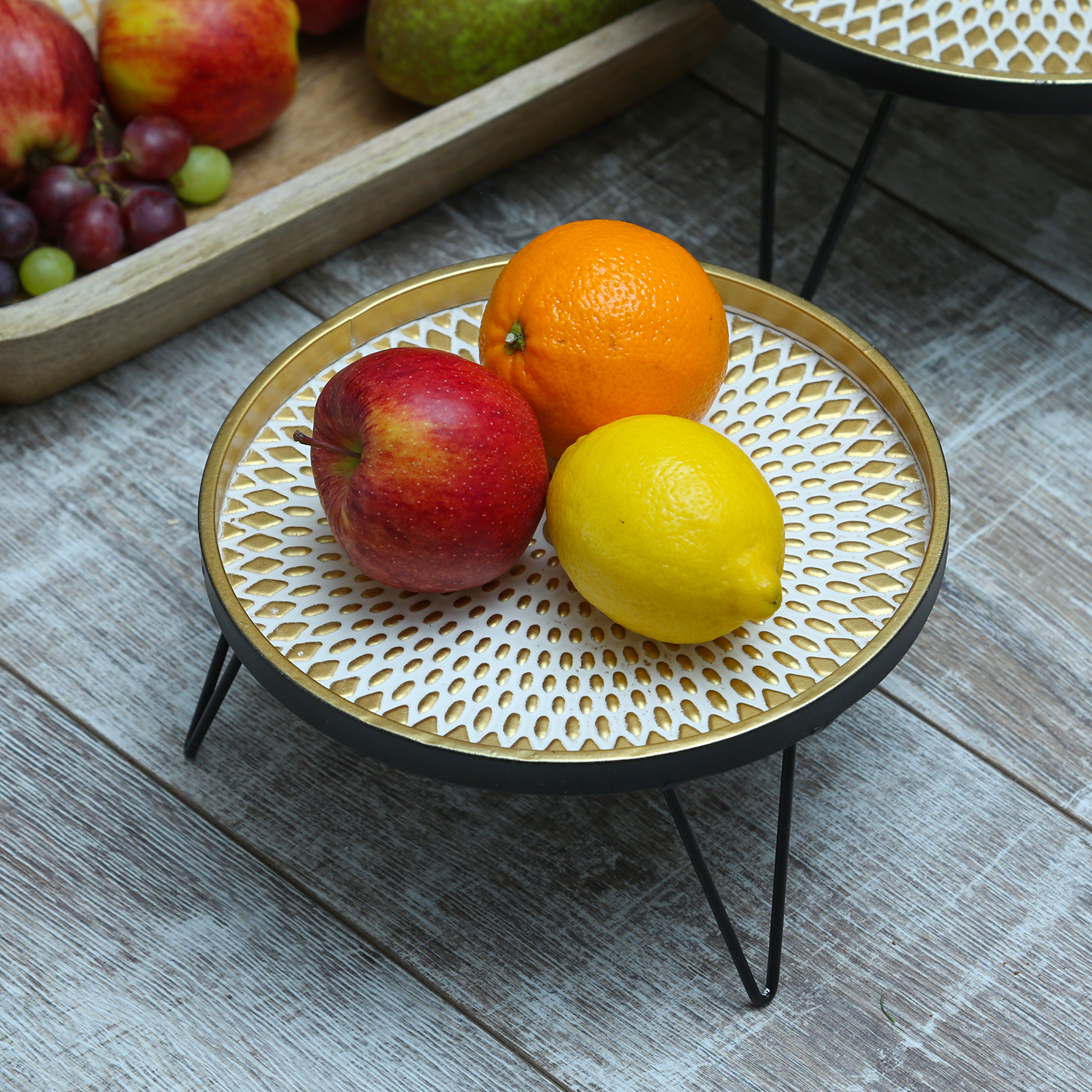 Tablett - Dekotablett - mit Fuß - Metall - H: 12cm - D: 23,5cm - gold, schwarz Tablett - Dekotablett - mit Fuß - Metall - H: 12cm - D: 23,5cm - gold, schwarz