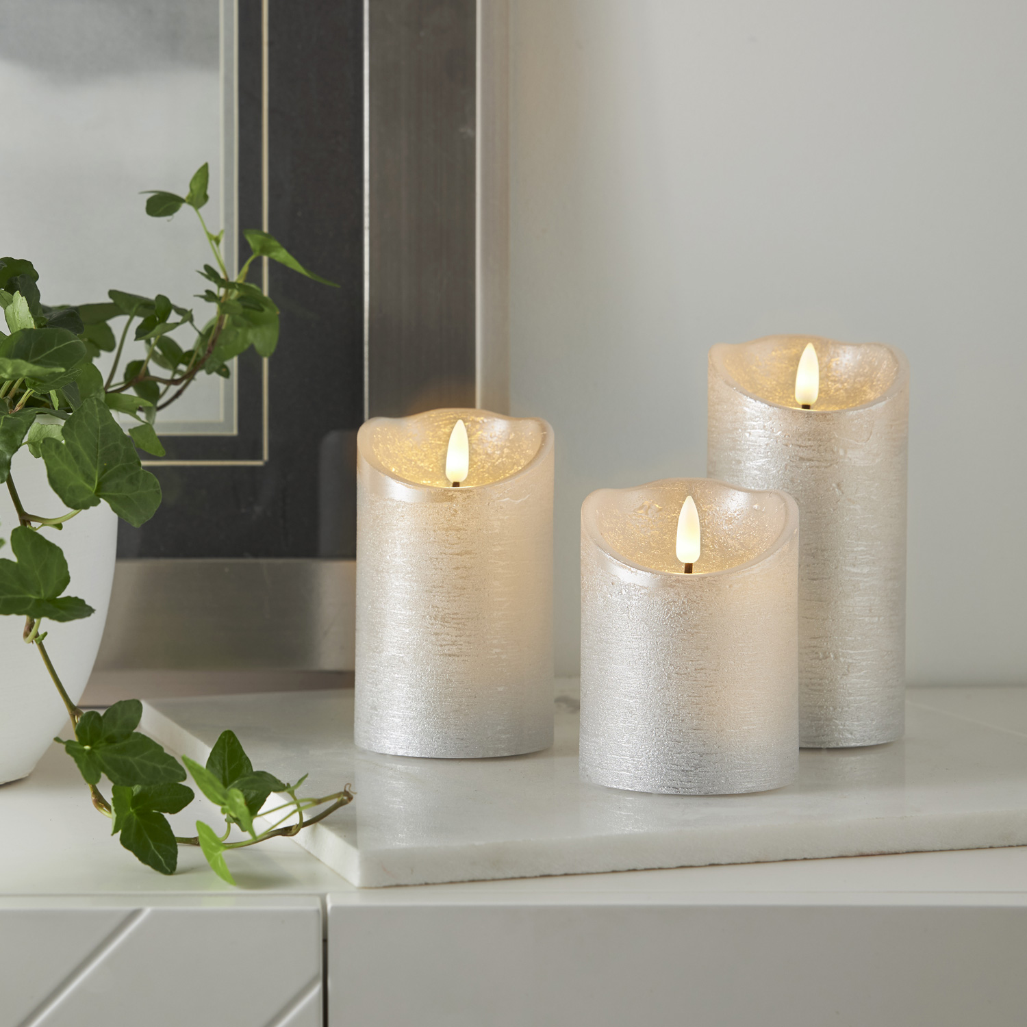 LED Stumpenkerze RUSTIC - Echtwachs - warmweiße 3D Flamme - H: 10cm - Batterie - Timer - silber LED Stumpenkerze RUSTIC - Echtwachs - warmweiße 3D Flamme - H: 10cm - Batterie - Timer - silber