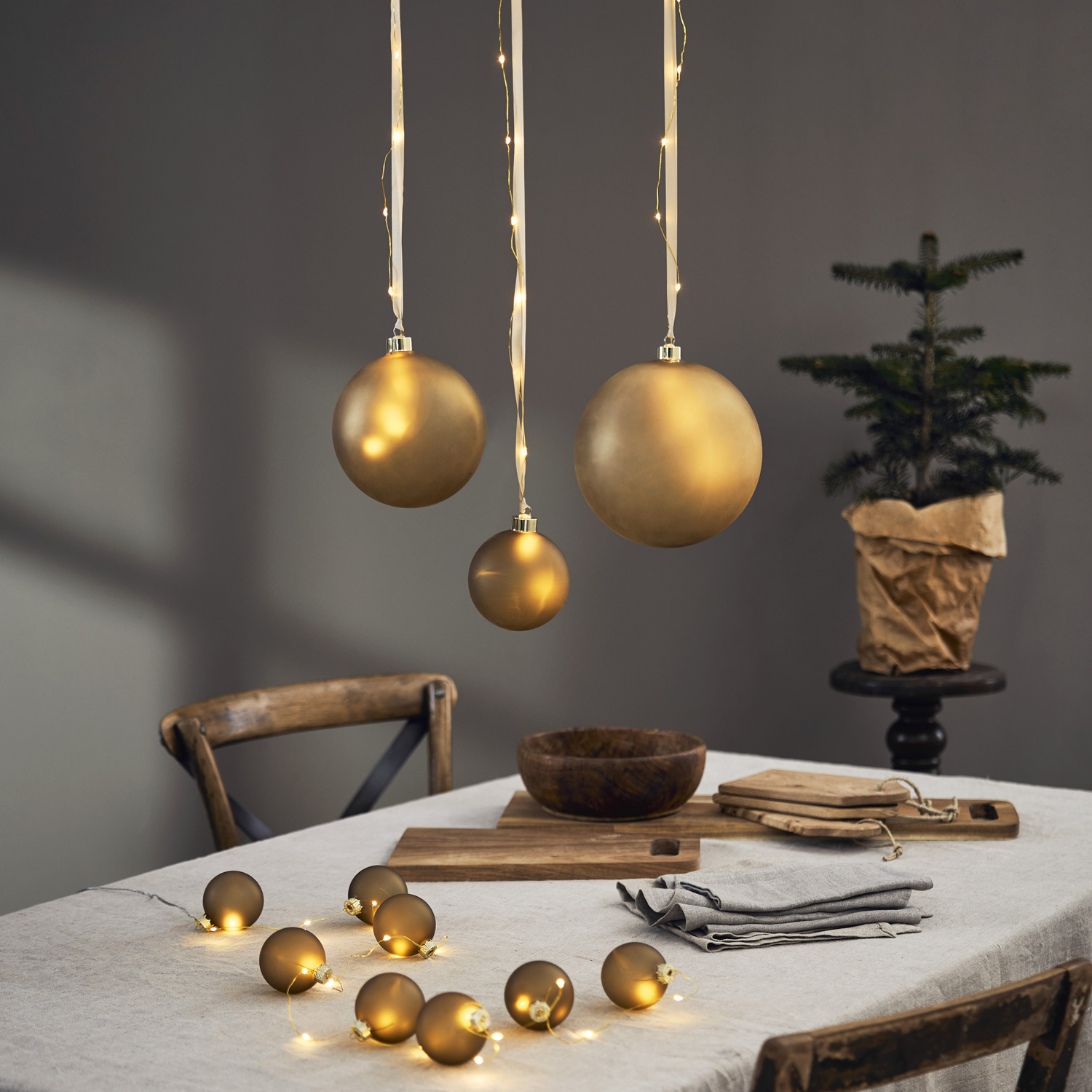 LED Christbaumkugel - Weihnachtskugel - Glas - 16 warmweiße LED - D: 10cm - Timer - Batterie - gold LED Christbaumkugel - Weihnachtskugel - Glas - 16 warmweiße LED - D: 10cm - Timer - Batterie - gold