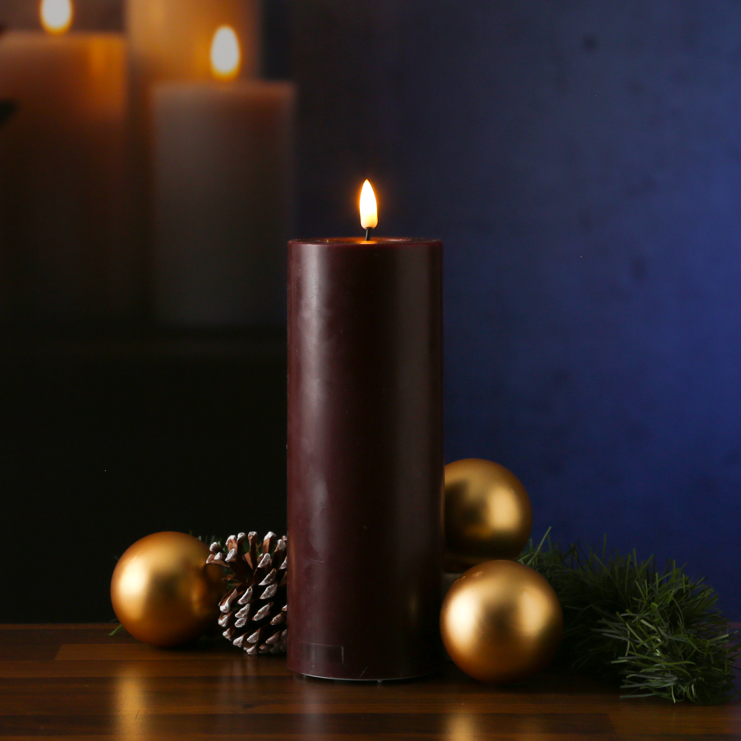 LED Stumpenkerze MIA - Echtwachs - realistische 3D Flamme - H: 20cm - D: 7,5cm - weinrot LED Stumpenkerze MIA - Echtwachs - realistische 3D Flamme - H: 20cm - D: 7,5cm - weinrot