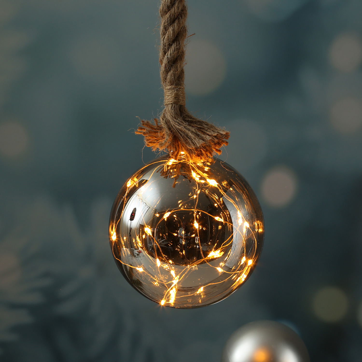 LED Glaskugel JUTTA - mit Juteseil - 40 bernsteinfarbene LED - D: 20cm - Timer - rauchig grau LED Glaskugel JUTTA - mit Juteseil - 40 bernsteinfarbene LED - D: 20cm - Timer - rauchig grau