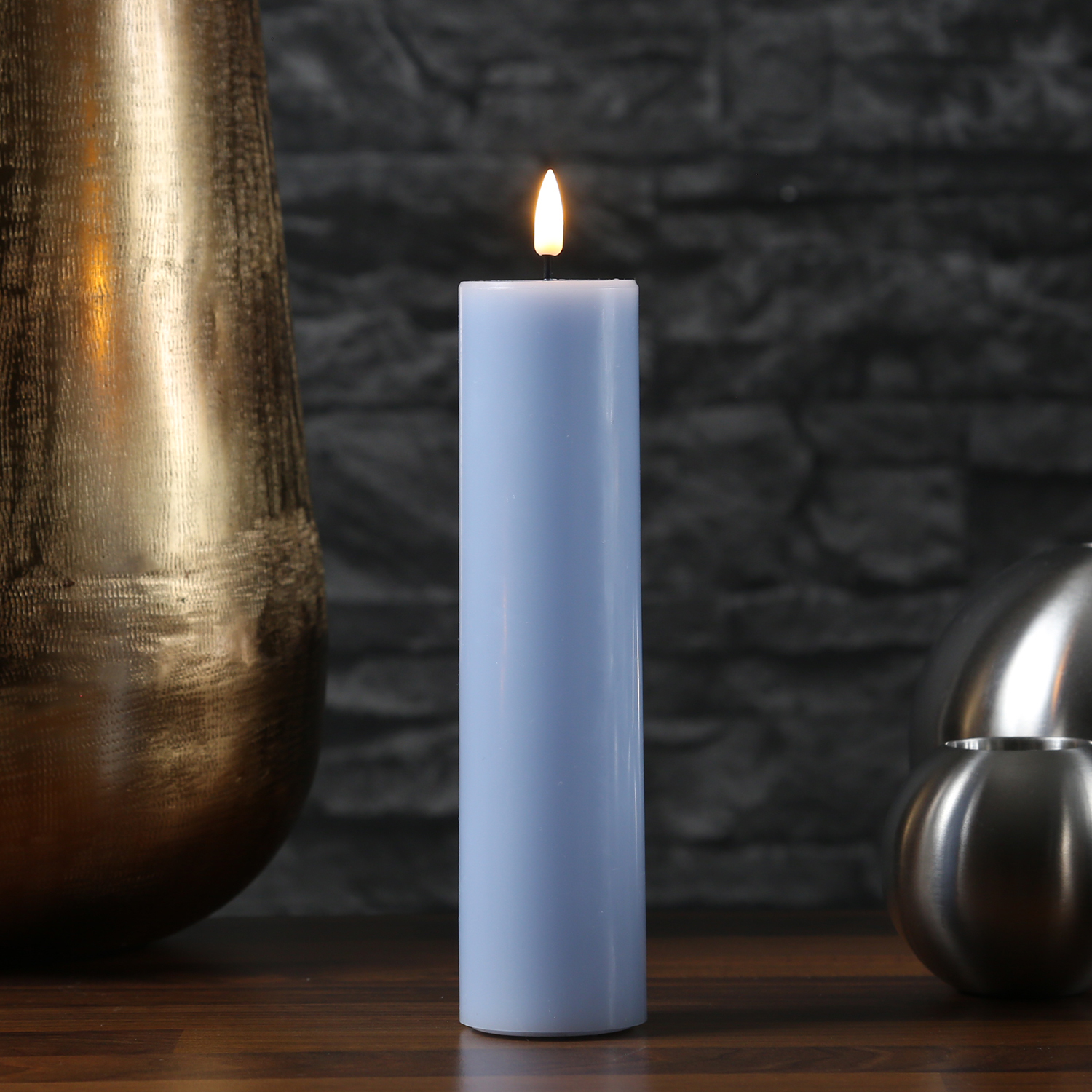 LED Stumpenkerze MIA - Echtwachs - realistische 3D Flamme - H: 20cm - D: 5cm - hellblau LED Stumpenkerze MIA - Echtwachs - realistische 3D Flamme - H: 20cm - D: 5cm - hellblau