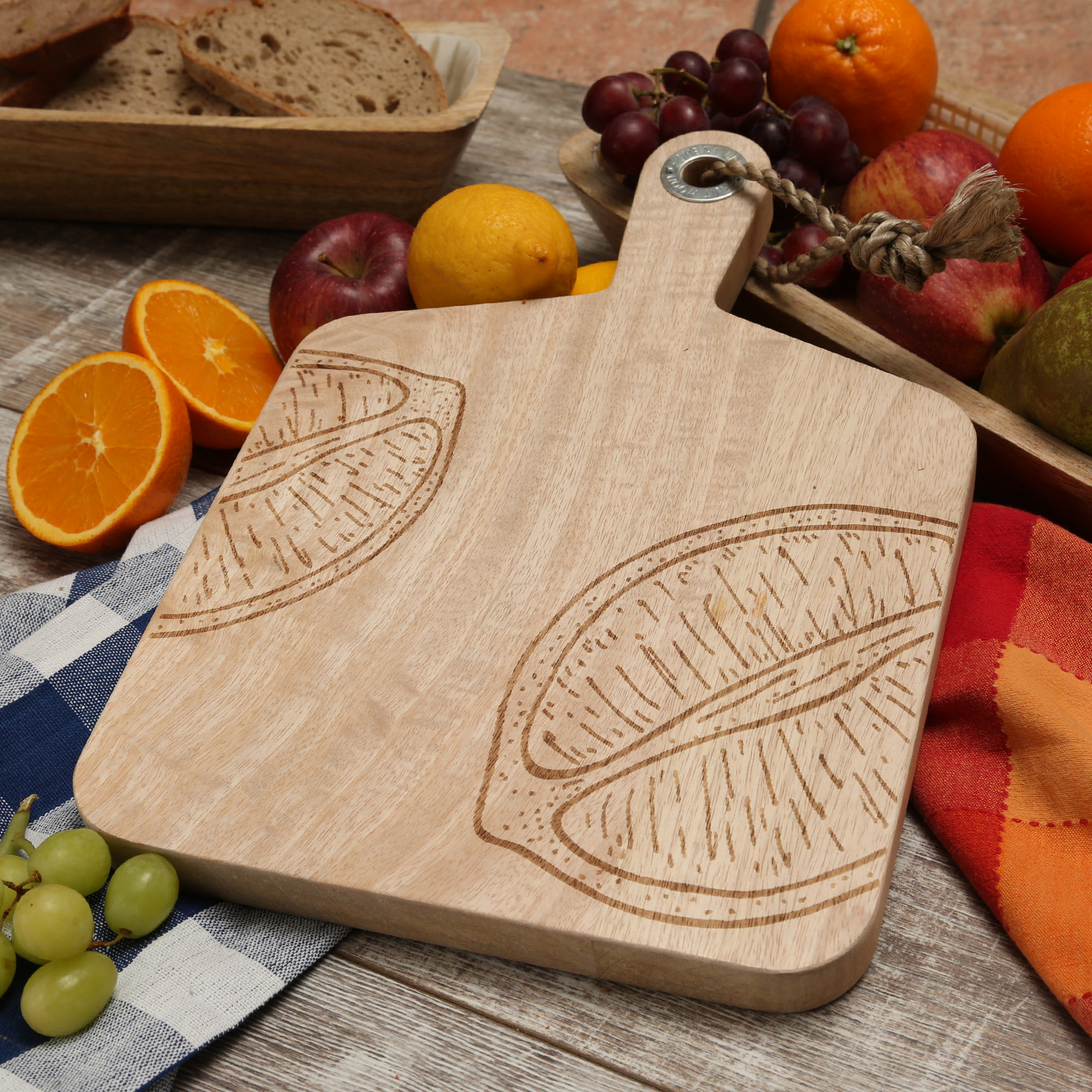 Schneidebrett - Vesperbrett - Mangoholz - Kordel - L: 38cm - Zitronenmotiv längs geschnitten - natur Schneidebrett - Vesperbrett - Mangoholz - Kordel - L: 38cm - Zitronenmotiv längs geschnitten - natur