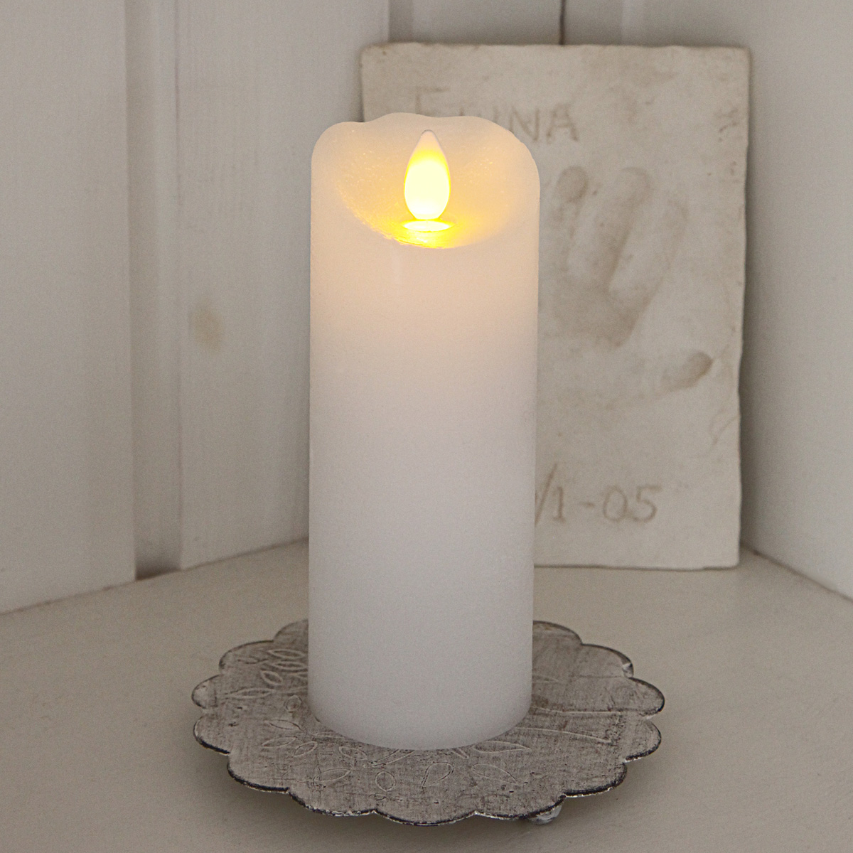 LED Kerze "Glow" - Echtwachs - gelbe flackernde LED - Timer - H: 15cm, D: 5,5cm - weiß LED Kerze "Glow" - Echtwachs - gelbe flackernde LED - Timer - H: 15cm, D: 5,5cm - weiß