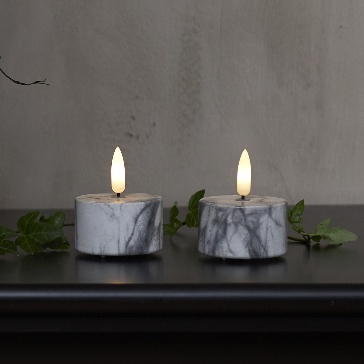 LED Teelicht "Flamme" - Marmoroptik - Echtwachs - realistische Flamme - Timer - H:6cm - 2er Set LED Teelicht "Flamme" - Marmoroptik - Echtwachs - realistische Flamme - Timer - H:6cm - 2er Set