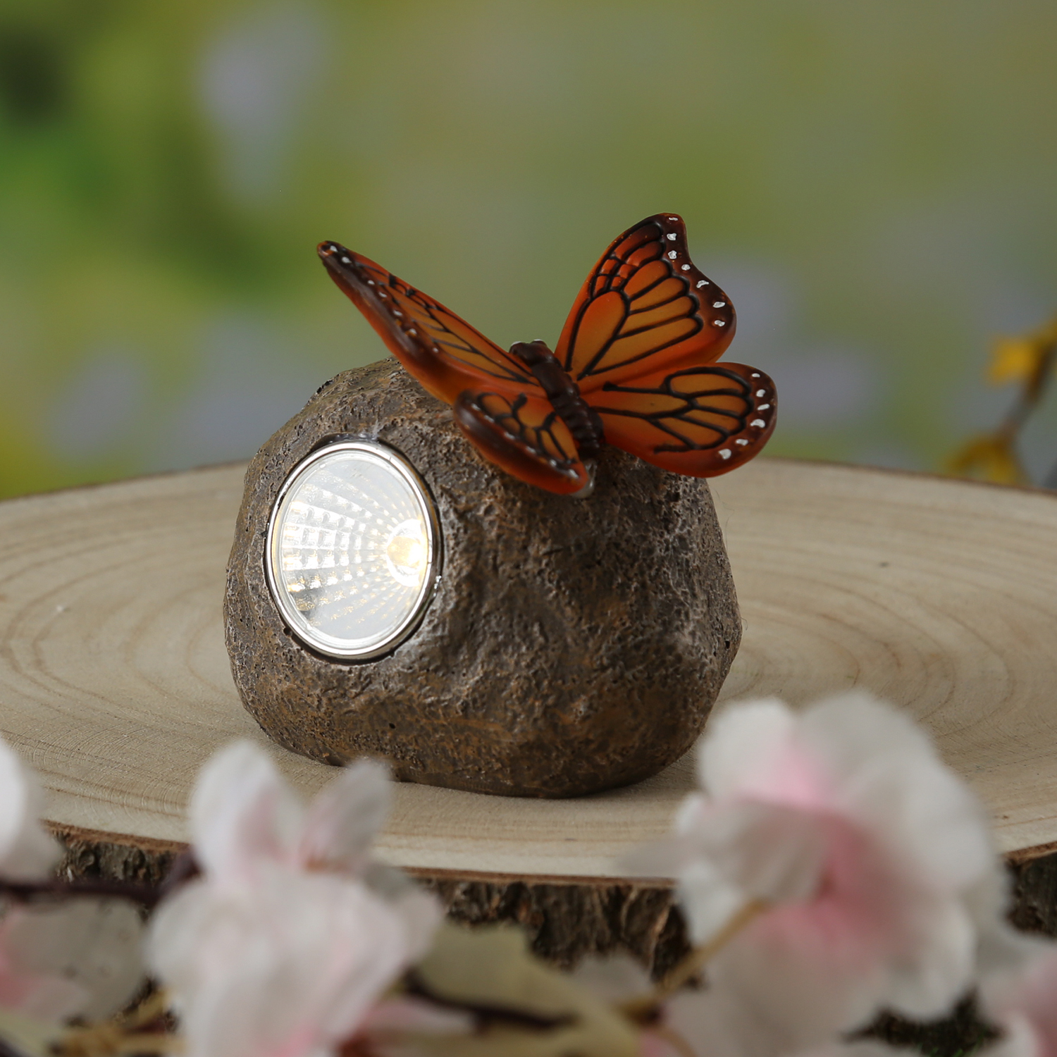LED Solar Stein mit orangenem Schmetterling - Gartenfigur - warmweiße LED - H: 9cm - Lichtsensor