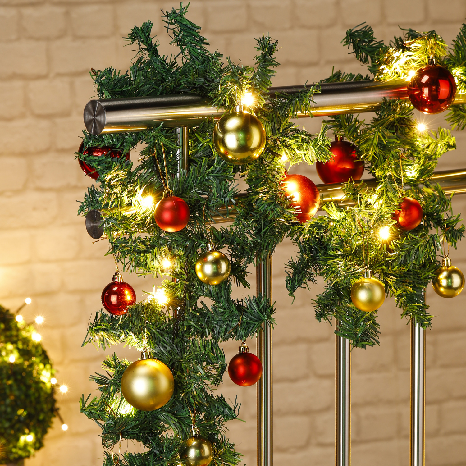 LED Tannengirlande - Türbogen inkl. Christbaumkugeln - 80 warmweiße LED - L. 5,0m - außen - rot/gold