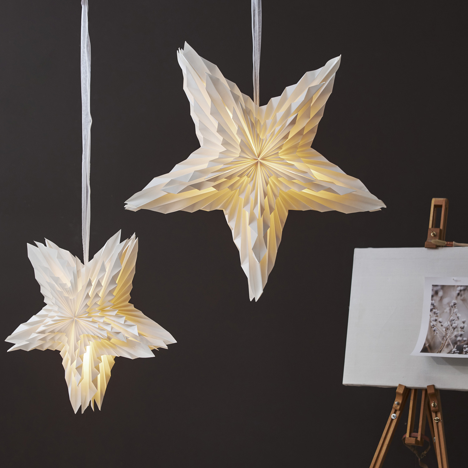 Papierstern WHITE - hängend - 5-zackig - D: 70cm - mit Band - 3-lagig gefaltetes Papier - weiß Papierstern WHITE - hängend - 5-zackig - D: 70cm - mit Band - 3-lagig gefaltetes Papier - weiß