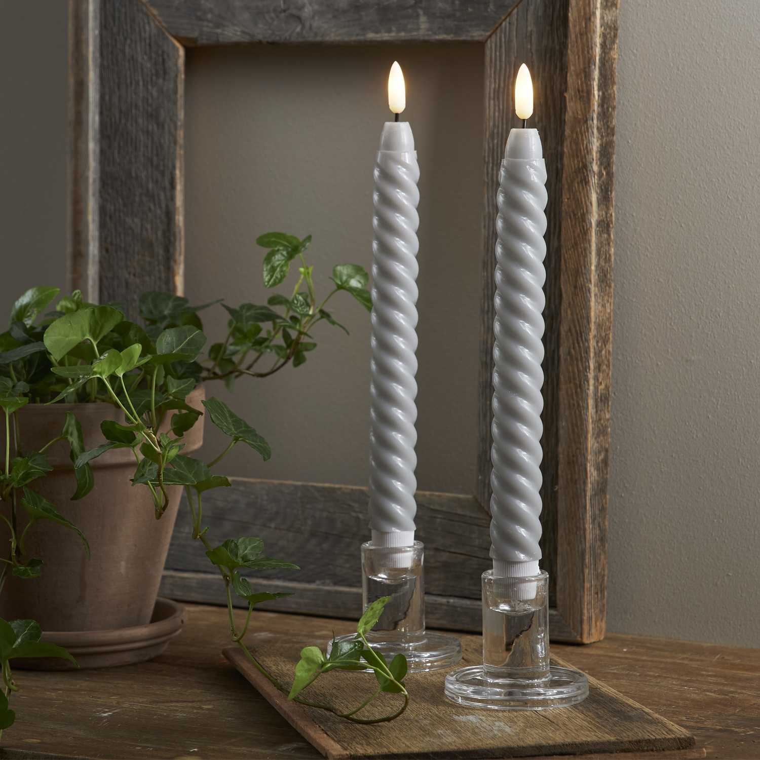 LED Stabkerzen SWIRL - Echtwachs - flackernde warmweiße LED - H: 25cm - Timer - grau - 2er Set LED Stabkerzen SWIRL - Echtwachs - flackernde warmweiße LED - H: 25cm - Timer - grau - 2er Set