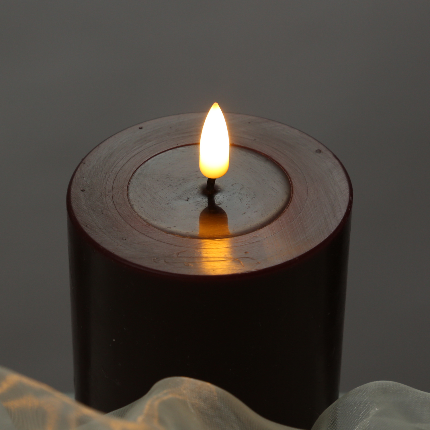 LED Stumpenkerze MIA - Echtwachs - realistische 3D Flamme - H: 10cm - D: 10cm - weinrot LED Stumpenkerze MIA - Echtwachs - realistische 3D Flamme - H: 10cm - D: 10cm - weinrot