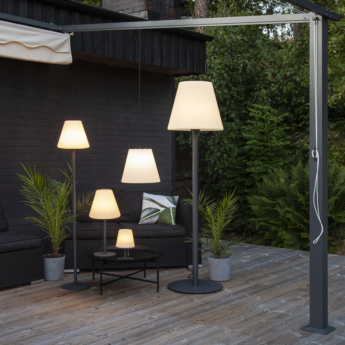 LED Garten Tischlampe - H: 60cm - weißer Lampenschirm, D: 16cm - Batteriebetrieb - Outdoor