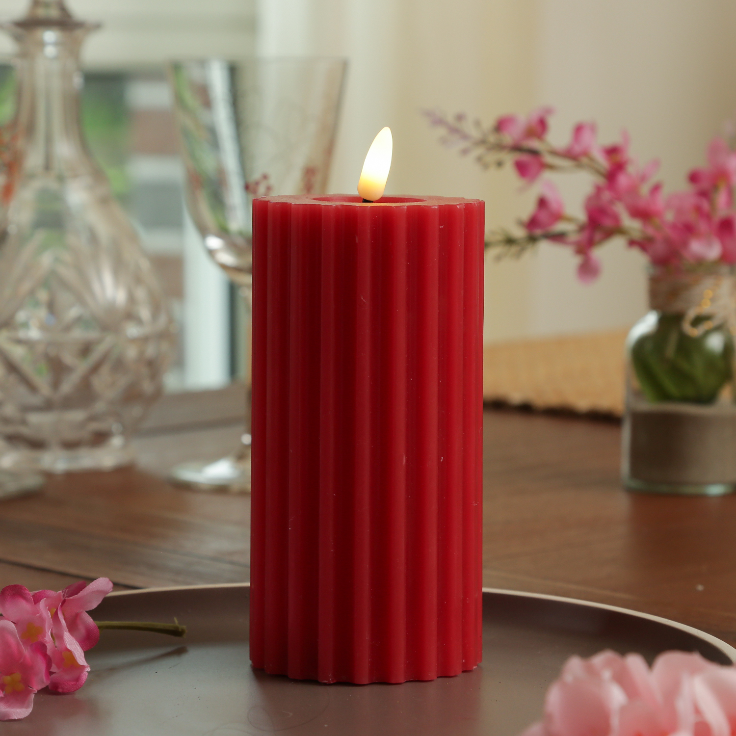 LED Kerze LIV - gerillt - Echtwachs - warmweiße 3D Flamme - H: 17,5cm - D: 7,5cm - Timer - rot LED Kerze LIV - gerillt - Echtwachs - warmweiße 3D Flamme - H: 17,5cm - D: 7,5cm - Timer - rot