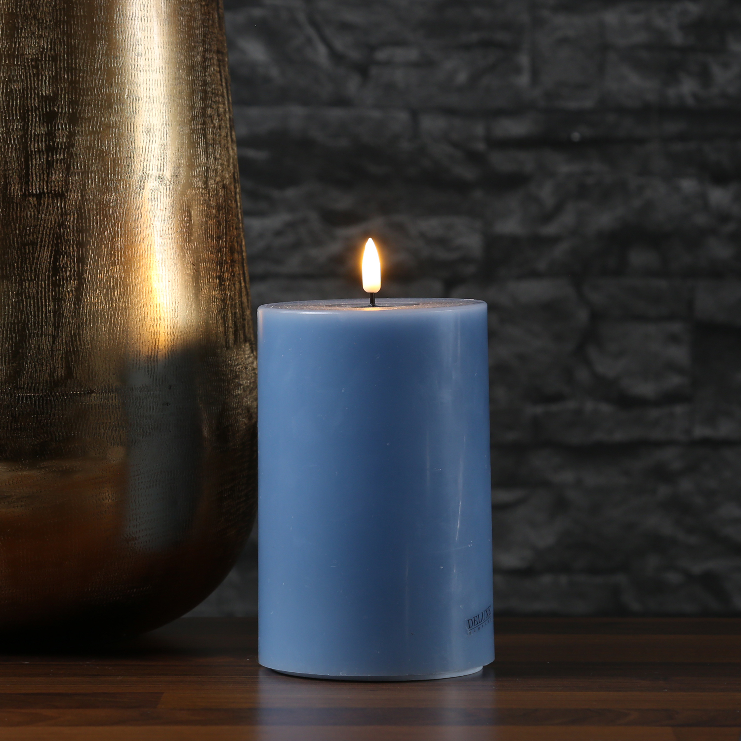 LED Stumpenkerze MIA - Echtwachs - realistische 3D Flamme - H: 15cm - D: 10cm - eisblau LED Stumpenkerze MIA - Echtwachs - realistische 3D Flamme - H: 15cm - D: 10cm - eisblau