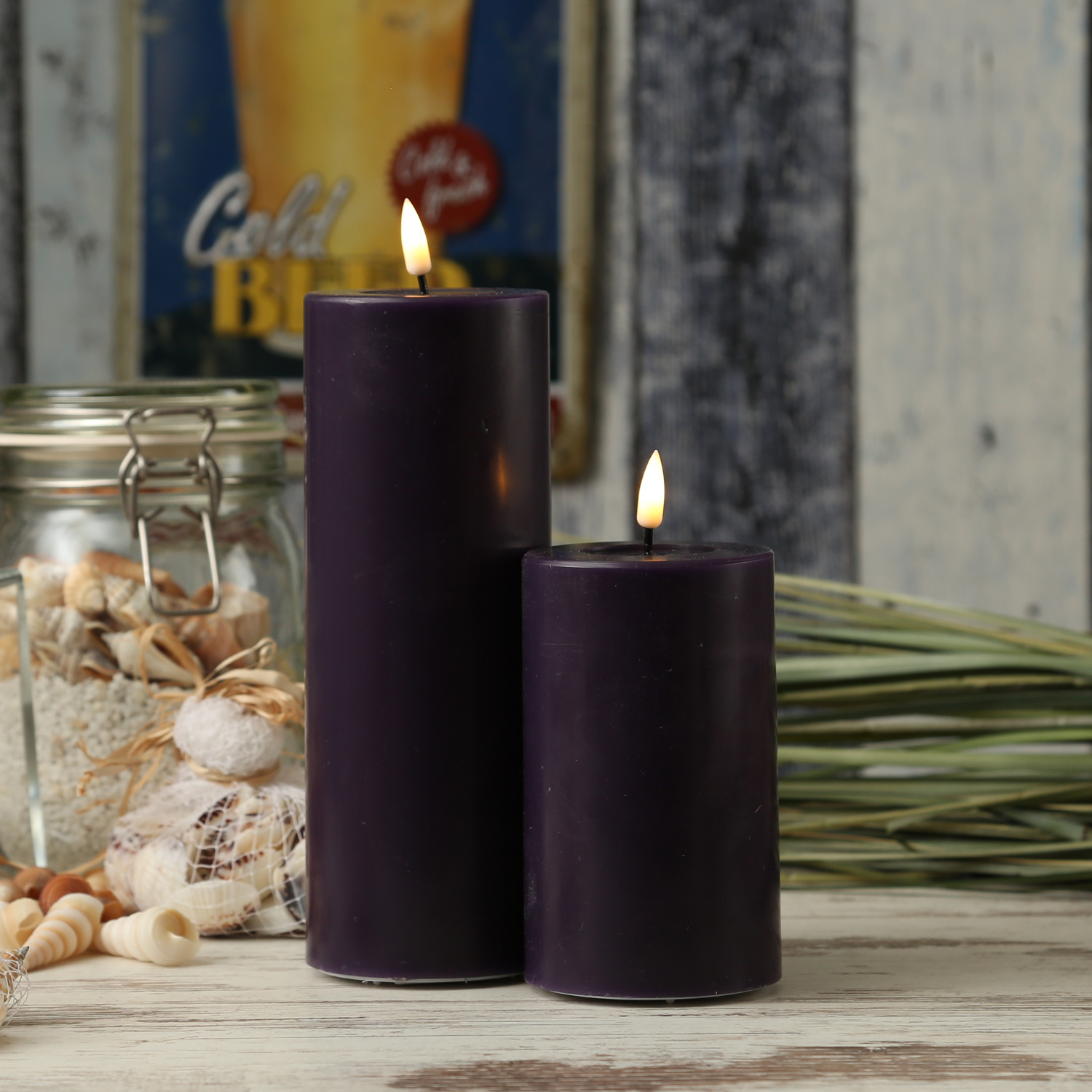 LED Stumpenkerze MIA - Echtwachs - realistische 3D Flamme - H: 12,5cm - D: 7,5cm - dunkellila LED Stumpenkerze MIA - Echtwachs - realistische 3D Flamme - H: 12,5cm - D: 7,5cm - dunkellila