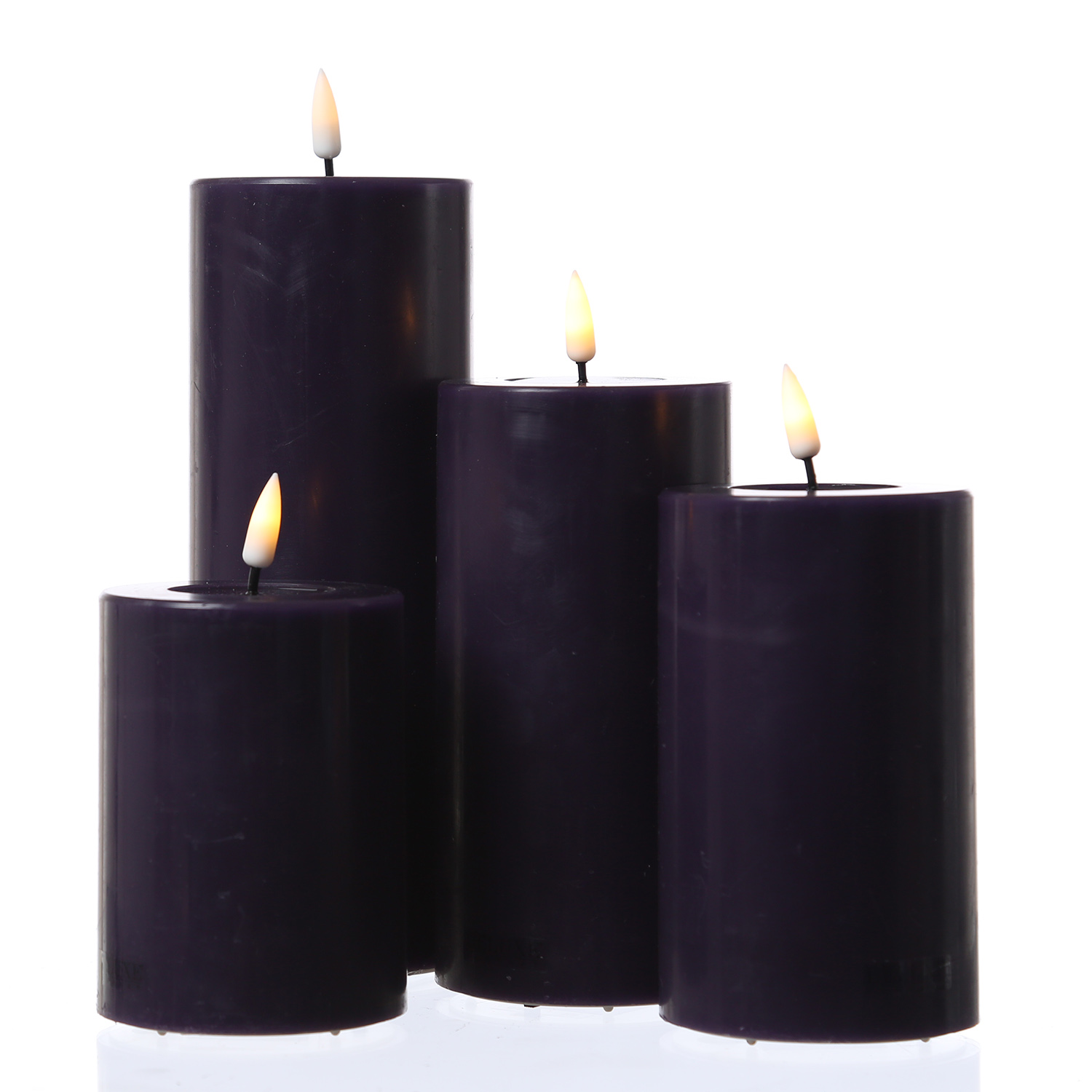 LED Stumpenkerze MIA - Echtwachs - realistische 3D Flamme - H: 15cm - D: 7,5cm - dunkellila LED Stumpenkerze MIA - Echtwachs - realistische 3D Flamme - H: 15cm - D: 7,5cm - dunkellila